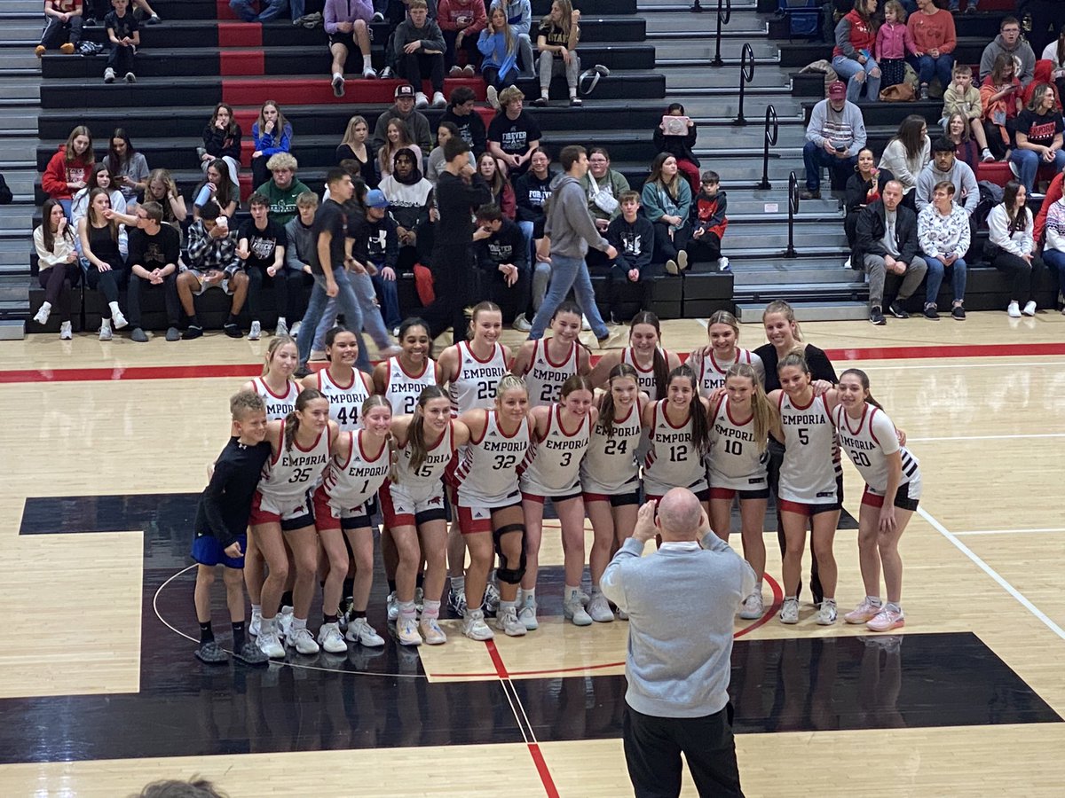 DSherwoodSJ's tweet image. Centennial League Champions

15 in a row.

Emporia High 39, Junction City 7.

The record is 17-1, 9-0. 

First league title for EHS since 1997. 

#KSPreps