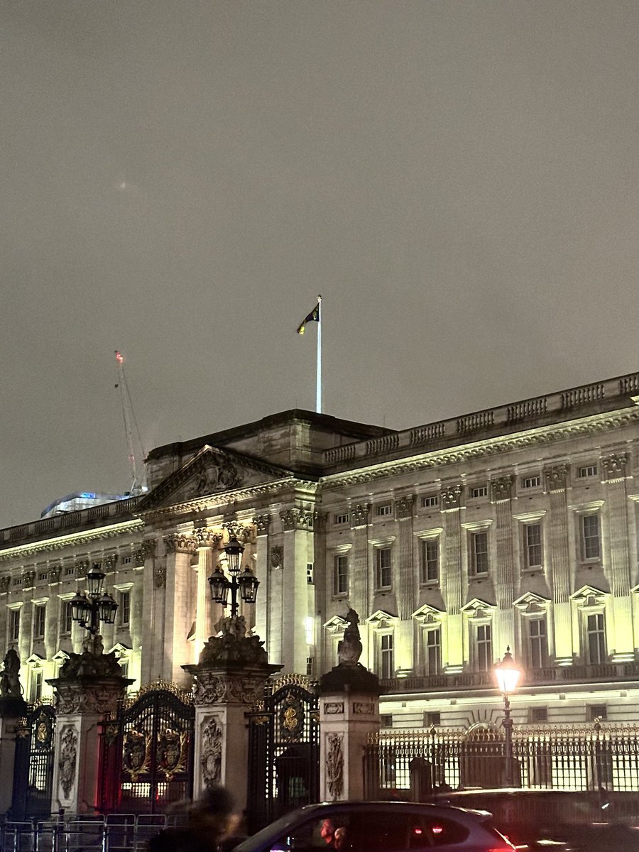 Last night I stopped to see the Royal Standard flying above Buckingham Palace. 

It’s the first time since the Coronation that I’ve seen it blowing in the wind so proudly. Wishing you god speed with your recovery to full health, Sir. 

God Save The King 👑