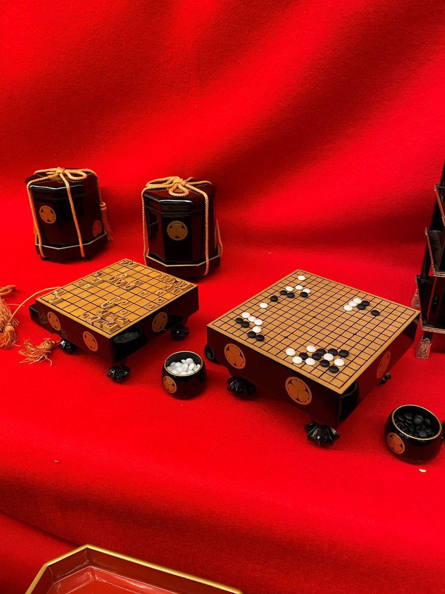 tokubi_nagoya's tweet photo. 将棋の駒や囲碁の碁石は、実際に行われた対局の棋譜を基に並べています！とても緊張する繊細な作業…！
＃担当のおすすめ　＃細かすぎて伝えきれない雛道具　＃尾張徳川家の雛まつり https://t.co/sJliFb7W6z