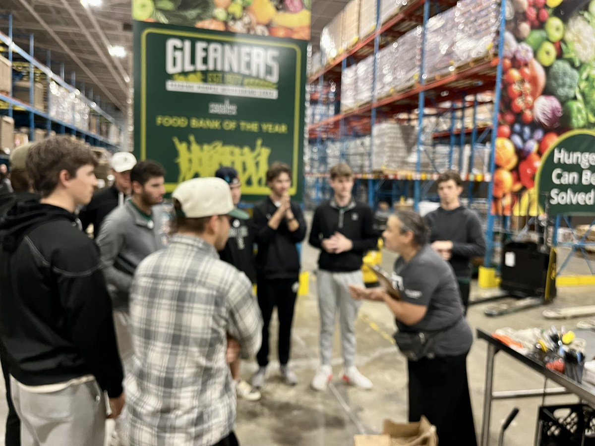 The Eagles worked at @Gleaners Community Food Bank this afternoon & packed 690 boxes of canned goods, rice & nuts at 14lbs each which accounted for 9,660 LBS, along with 1492 Bags of Oranges totaling 6,715 LBS @EMUAthletics @EMUSAAC