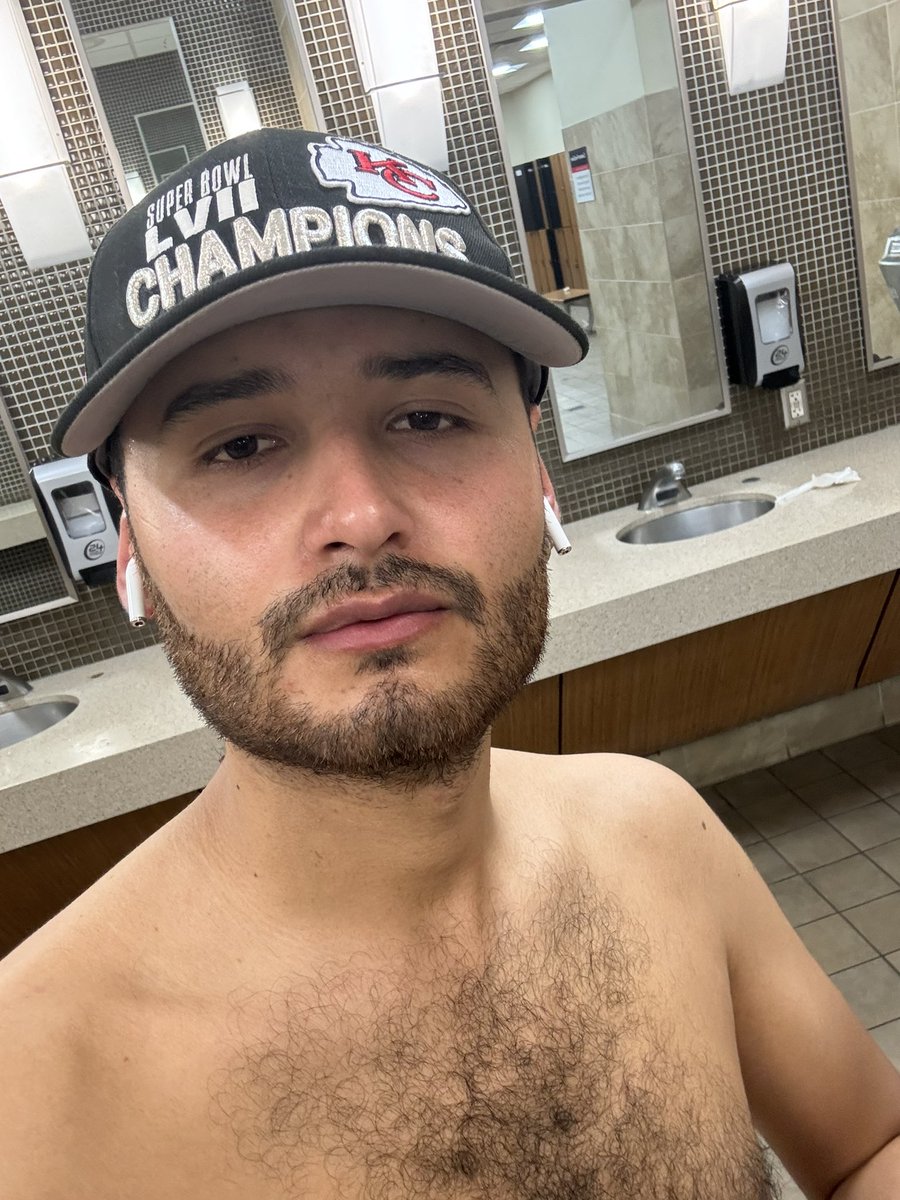 charlesanchez15's tweet photo. 💪🥵 https://t.co/TyS7qLZPdZ
