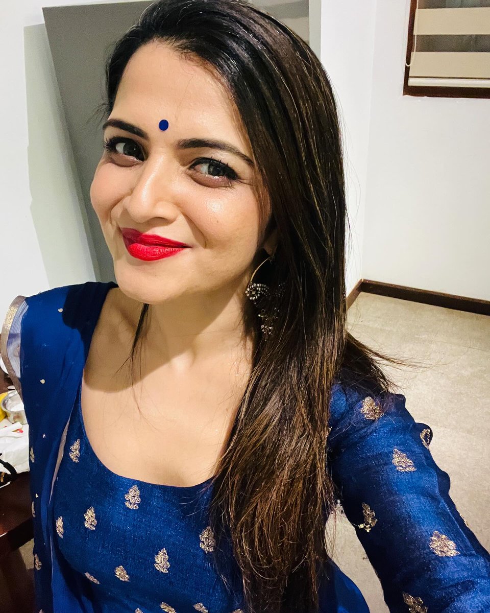 KarthickS_31's tweet photo. Wishing you a many more happy returns of the day to you @DhivyaDharshini ma ❤️🌹 god bless you 🎉 stay happy and healthy forever 😍 keep smiling 😊
#HBDDhivyaDharshini #HBDDDneelakandan https://t.co/tQ1sZfTGaf