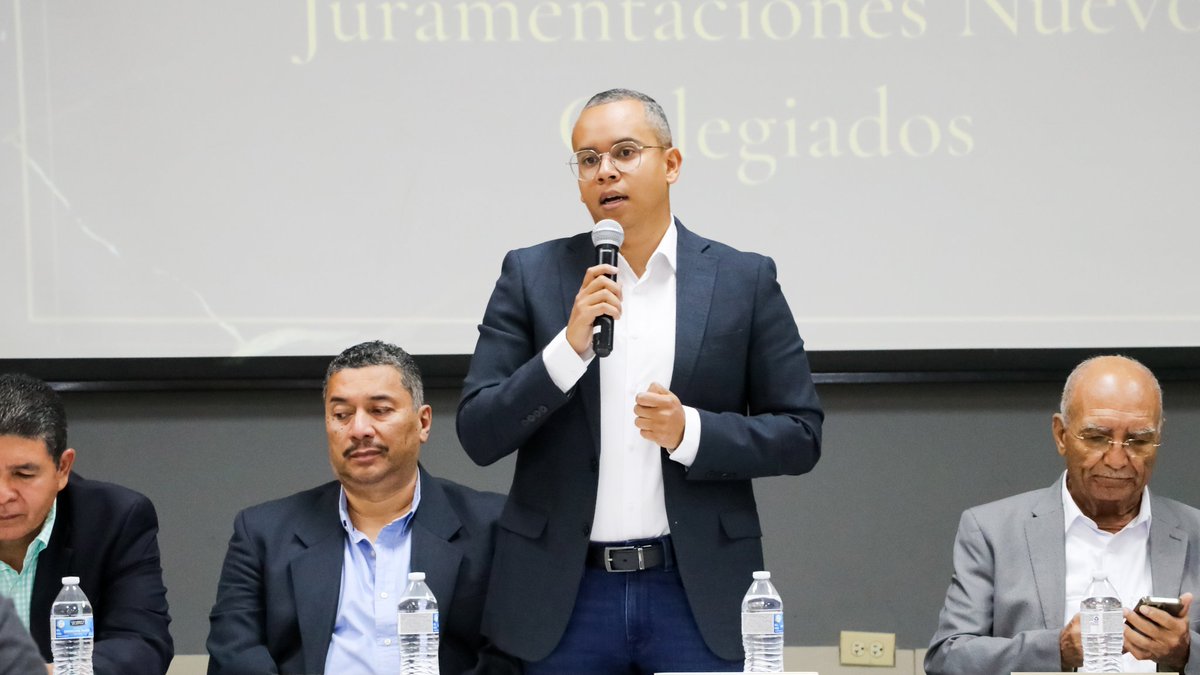 andrescastrohn's tweet photo. 👷🏽Como miembro de la Junta Directiva del Colegio de Ingenieros Civiles participé en la histórica juramentacion donde llegamos a más de 10mil colegiados 🎊 #CICH #AndresCastro https://t.co/RnRz7OMimU