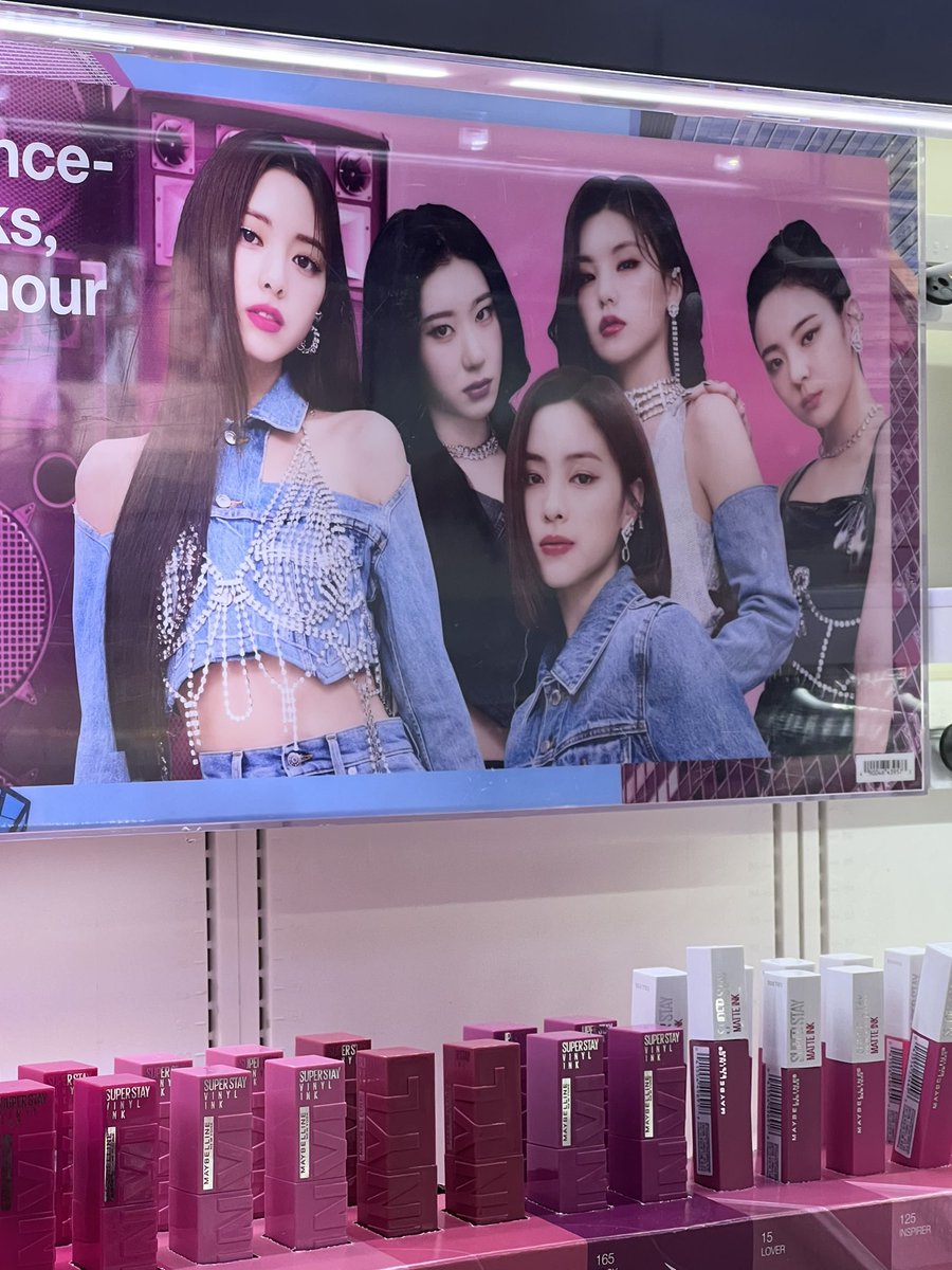 cartierxtae's tweet photo. ITZY IN TARGET!!?! https://t.co/ulEA2tl0ic