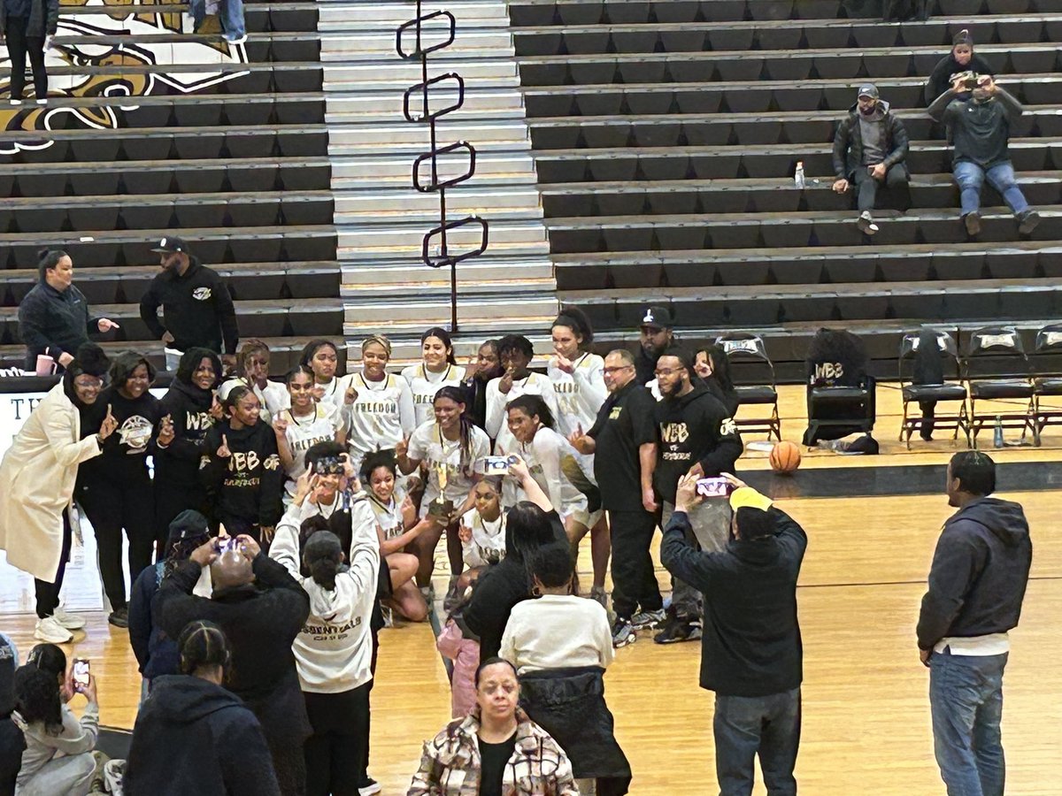 The (Cardinal District) champs are here!! FREEDOM-Woodbridge 🦅🖤💛Way to play ladies!!!! @KenneahD @EmajahWright4 @keilanajonson @24johnsontwins @MariahO_1 @OvertonDarryl @Coach_AdamB @novahoopsCom @InsideNoVA @PGHVirginia