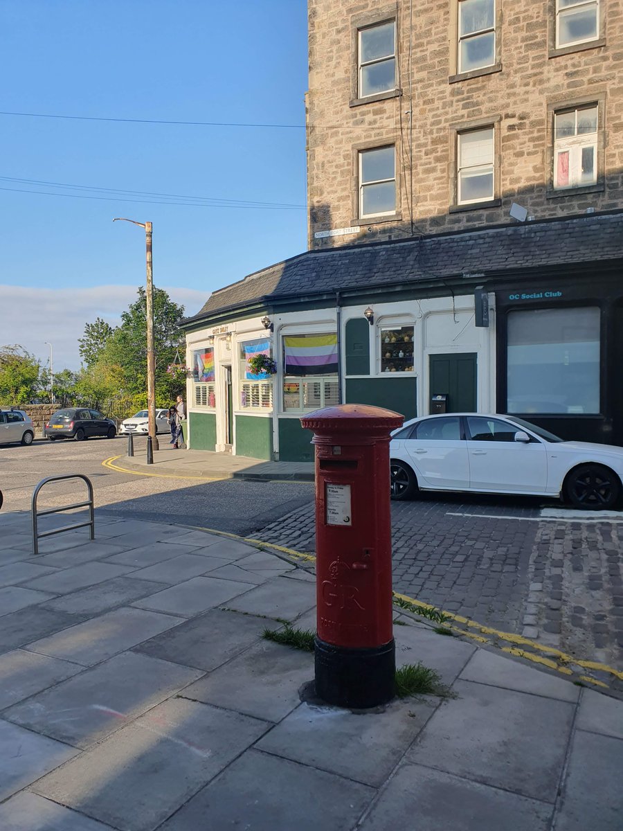 This George V pillar box is one of the first produced by Carron Company. Dating to the 1920s, it stands strong outside the Dreadnought in Leith. This craft beer pub renames itself 'Gayz Onley' every Pride Month, after it was graffitied onto their wall in 2021 #postboxsaturday