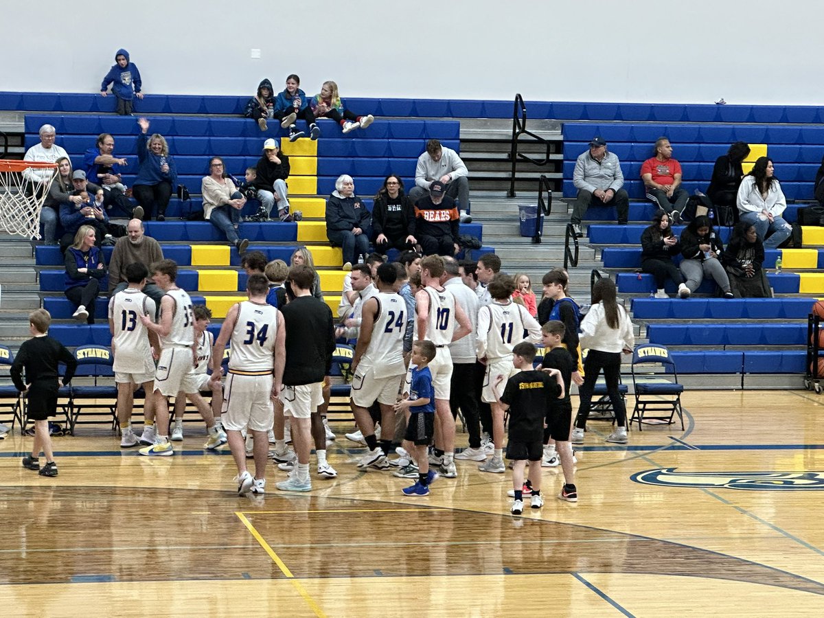 End of the 1Q your @JHSSkyhawkBball lead 21-11 over @PlanoBasketball in this final @KishRiverCon match up of the season!! 
🔵🟡🦅🏀
@JohnsburgSD12 
@JHSSkyhawks