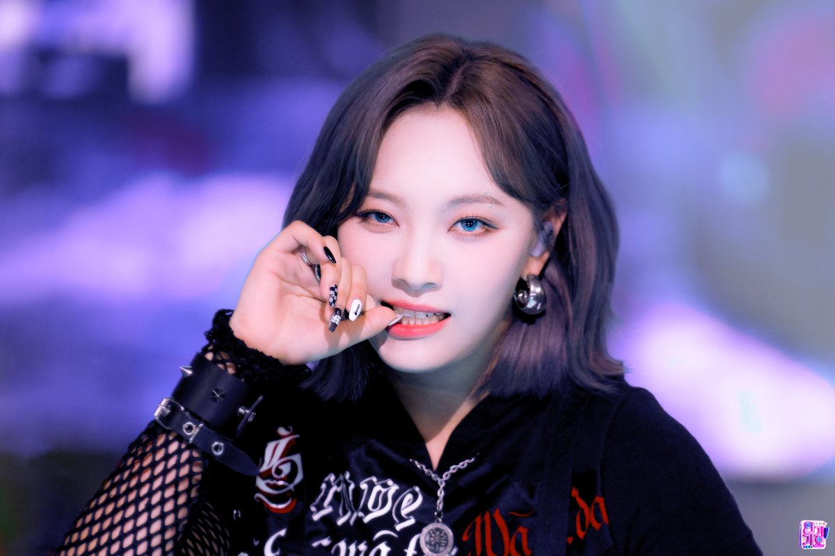 bellloha's tweet photo. #Billlie | #빌리 unreleased pics of #RingmaBell stage by SBS INKIGAYO on Siyoon’s birthday 💛

[1/8]

https://t.co/UlOJ2aooOK

#MOONSUA #문수아 https://t.co/5EDkAT0bRY
