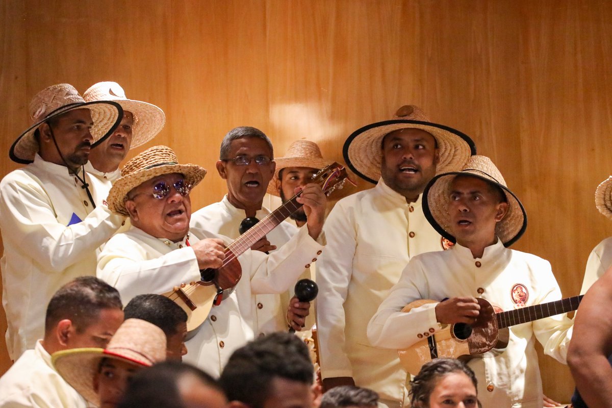 Ha nacido la Gran Misión Viva Venezuela para enfrentar la crisis cultural, vamos rumbo a lo bueno y bello a través de la música, la danza, el canto y la poesía. Hermosa misión de nueva generación para avanzar con la esperanza renovada que está encaminada a la recuperación de