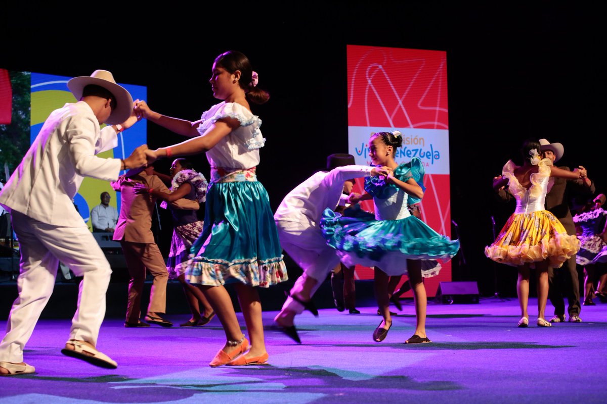 NicolasMaduro's tweet photo. Ha nacido la Gran Misión Viva Venezuela para enfrentar la crisis cultural, vamos rumbo a lo bueno y bello a través de la música, la danza, el canto y la poesía. Hermosa misión de nueva generación para avanzar con la esperanza renovada que está encaminada a la recuperación de nuestra identidad nacional. ¡Cuidemos la Gran Misión Viva Venezuela!