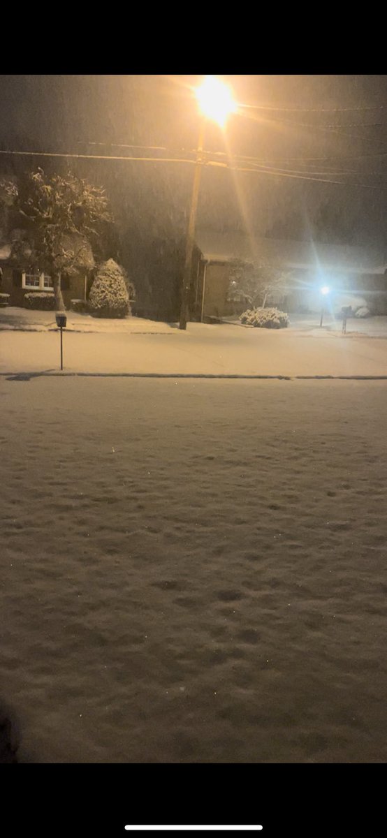 jrsbaseball14's tweet photo. @SCweather_wx Weirton WV - Northern Panhandle - about an inch when I took this picture. Heavy band is now over us and coming down at least an inch per hour right now. Just got put under a Winter Storm Warning ❄️🍕 https://t.co/eMWRSECkVd