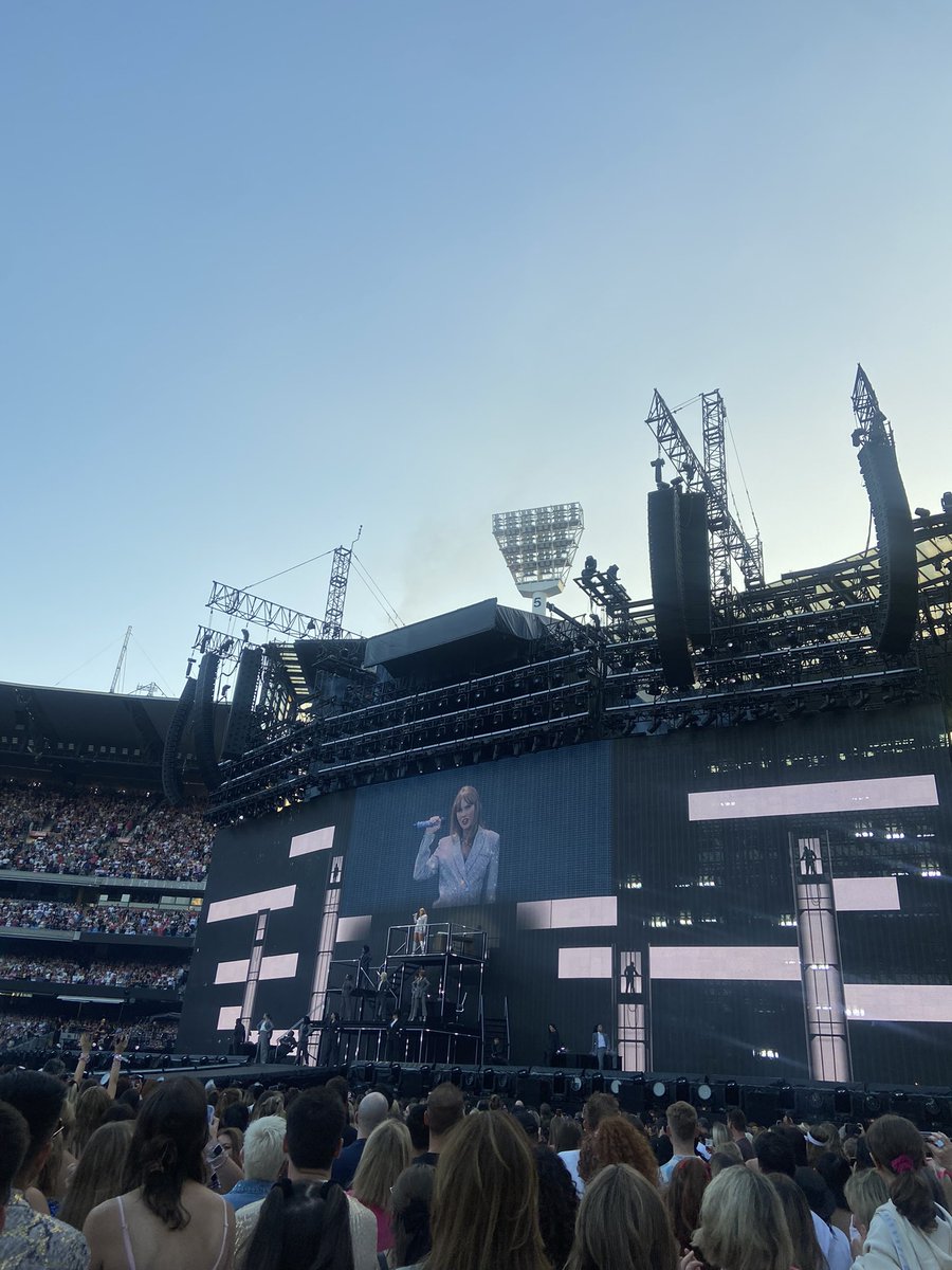 madpentland's tweet photo. Taylor performed ‘The Man’ Melbourne N1 in the silver jacket, so that basically confirms she saw my presentation, right? https://t.co/0H3BzrlIaB