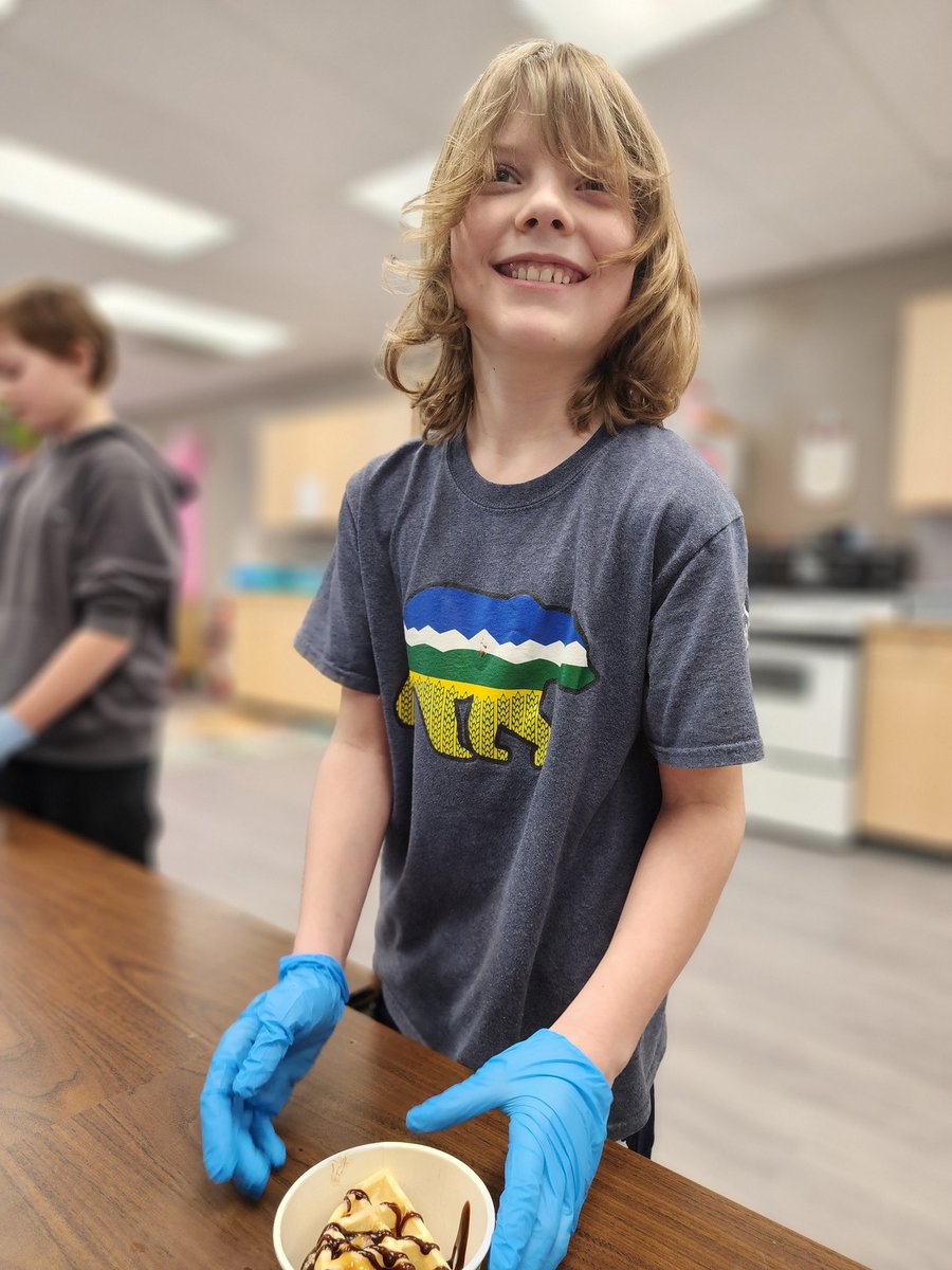 Did you know that $1 for every Ice Cream Sandwich sold in store goes directly to a local school supporting programs and initiatives. This month 𝐂𝐢𝐥𝐚𝐧𝐭𝐫𝐨 𝐚𝐧𝐝 𝐂𝐡𝐢𝐯𝐞 - 𝐋𝐚𝐜𝐨𝐦𝐛𝐞 proceeds go to @elueschool purchasing tech and chrome books for students use.