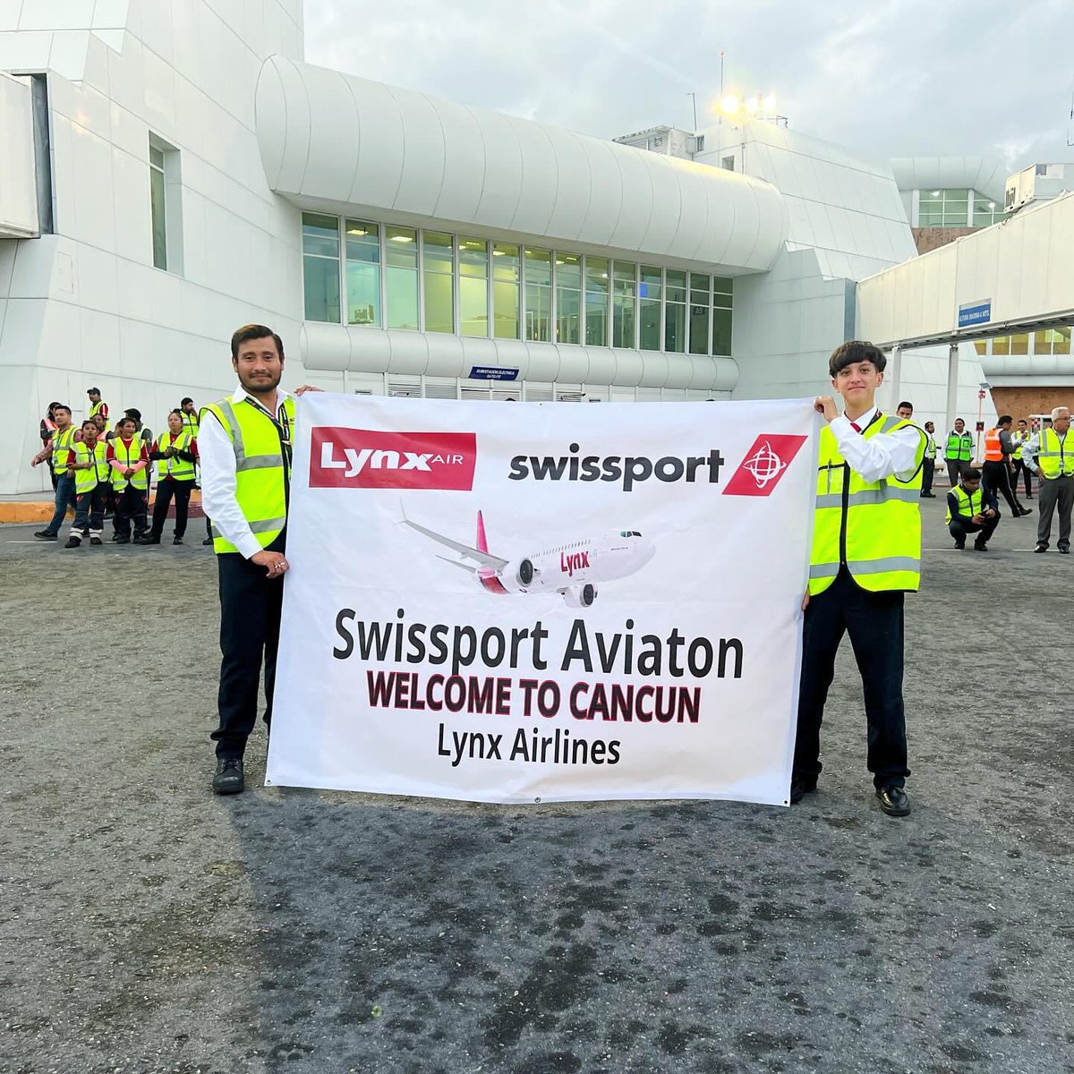 Lynx > Cancún! ✈️🐾 Yesterday Lynx added our third country to our network, Mexico! 🇲🇽 With a warm and festive welcome from the community, we are excited to connect Toronto and Cancún with low fares and a great flying experience. 
Thank you to our partners and passengers #FlyLynx