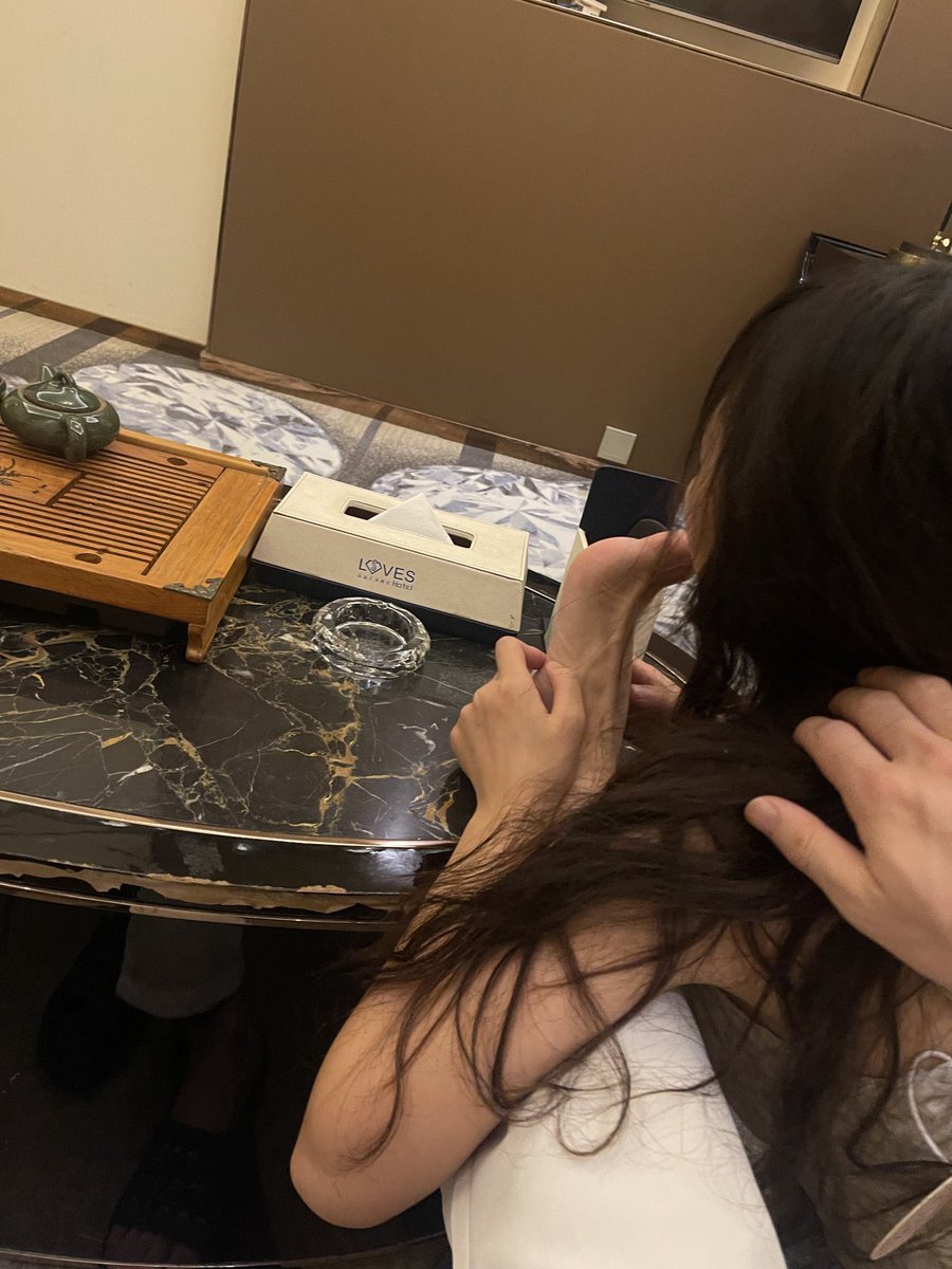 zhuren_n's tweet photo. 18岁的小萝莉穿上新裙子就忍不住扑上去舔脚，吃鸡鸡了#母狗曝光  #骚货  #女高中生 #调教 #反差婊 https://t.co/iPFI5Ol5Xk