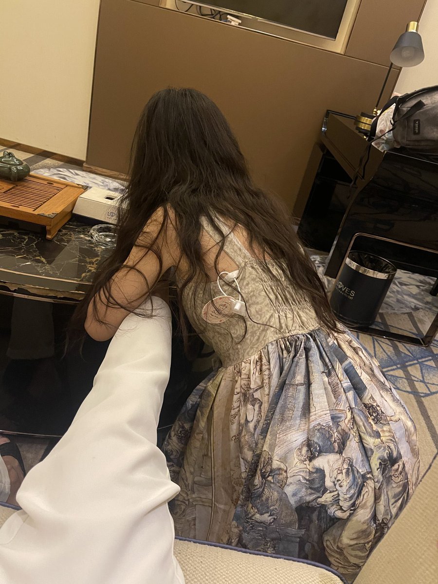 zhuren_n's tweet photo. 18岁的小萝莉穿上新裙子就忍不住扑上去舔脚，吃鸡鸡了#母狗曝光  #骚货  #女高中生 #调教 #反差婊 https://t.co/iPFI5Ol5Xk
