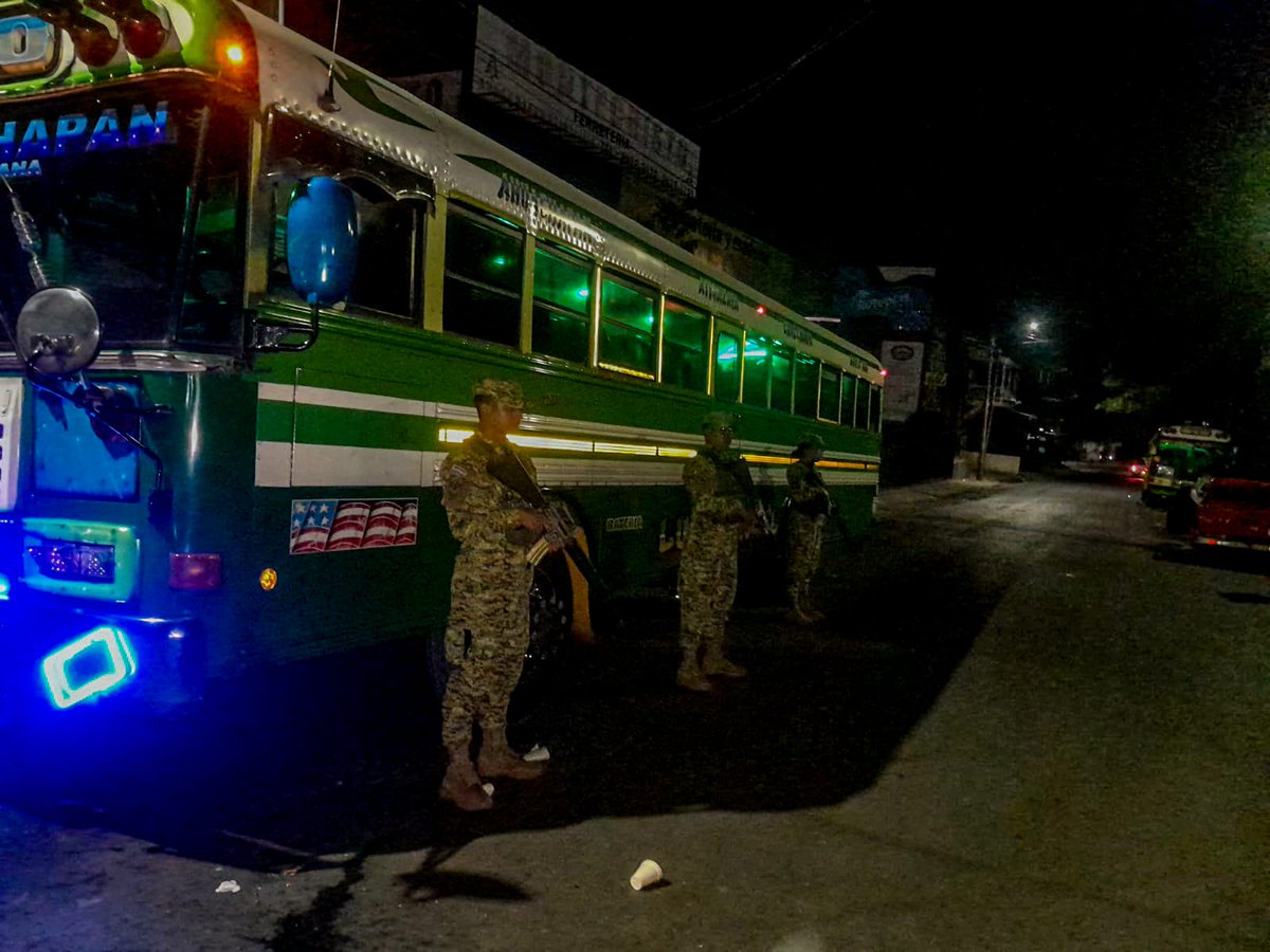A esta hora de la noche mantenemos presencia en parques, calles y transporte colectivo del país, garantizando la tranquilidad a las familias salvadoreñas.  

#PlanControlTerritorial