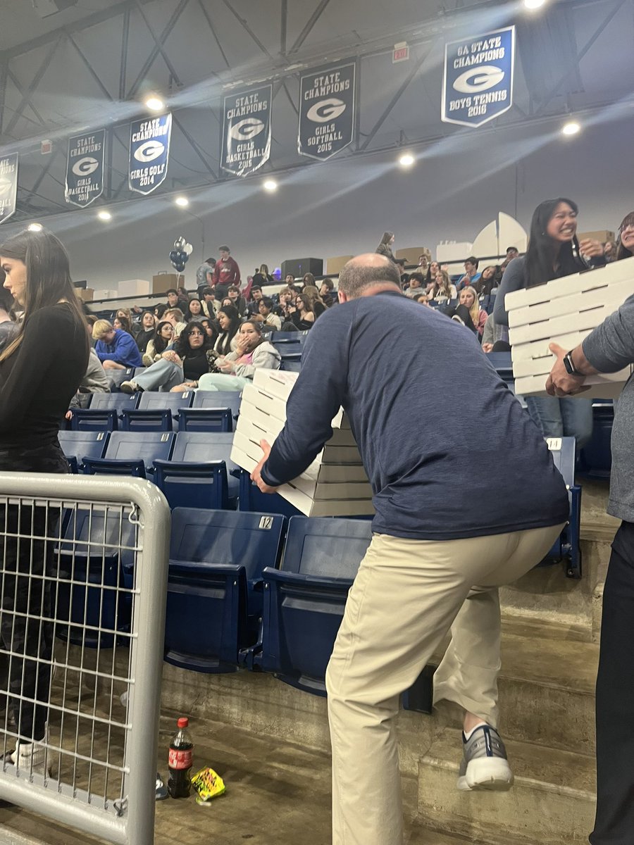 Head Dog Clay Reeves racing with pizza to the student section after beating Mountain Home! #GoDogs