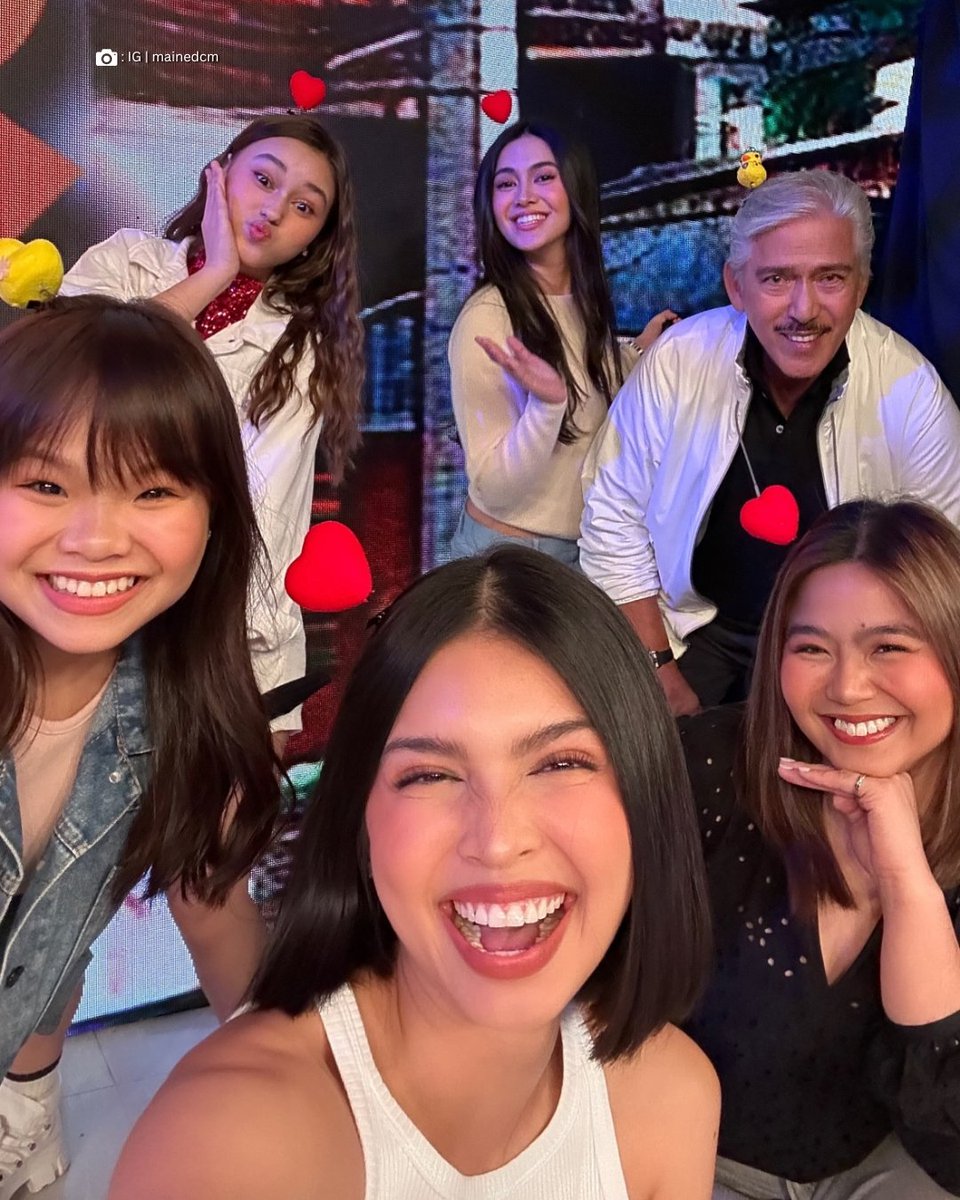 TV5manila's tweet photo. It's a fashion trend! 😎

LOOK | Ibinahagi ni #LegitDabarkads Maine sa kaniyang IG story ang nakatutuwang picture ng dabarkads with their cute hair clips! 😝

Ni-restory din ito ng kaniyang #EatBulagaTV5 co-hosts na sina Carren, Atasha, at Ryzza Mae. https://t.co/lSrLJpVkcH