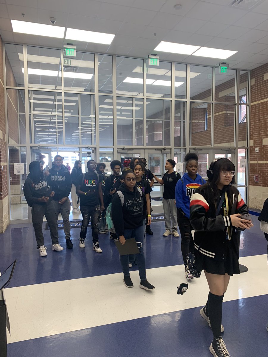 ChantellUpshaw's tweet image. Thank you Mr. Clark-Atlanta for brining the energy at today’s #LISDHBCU College Fair!