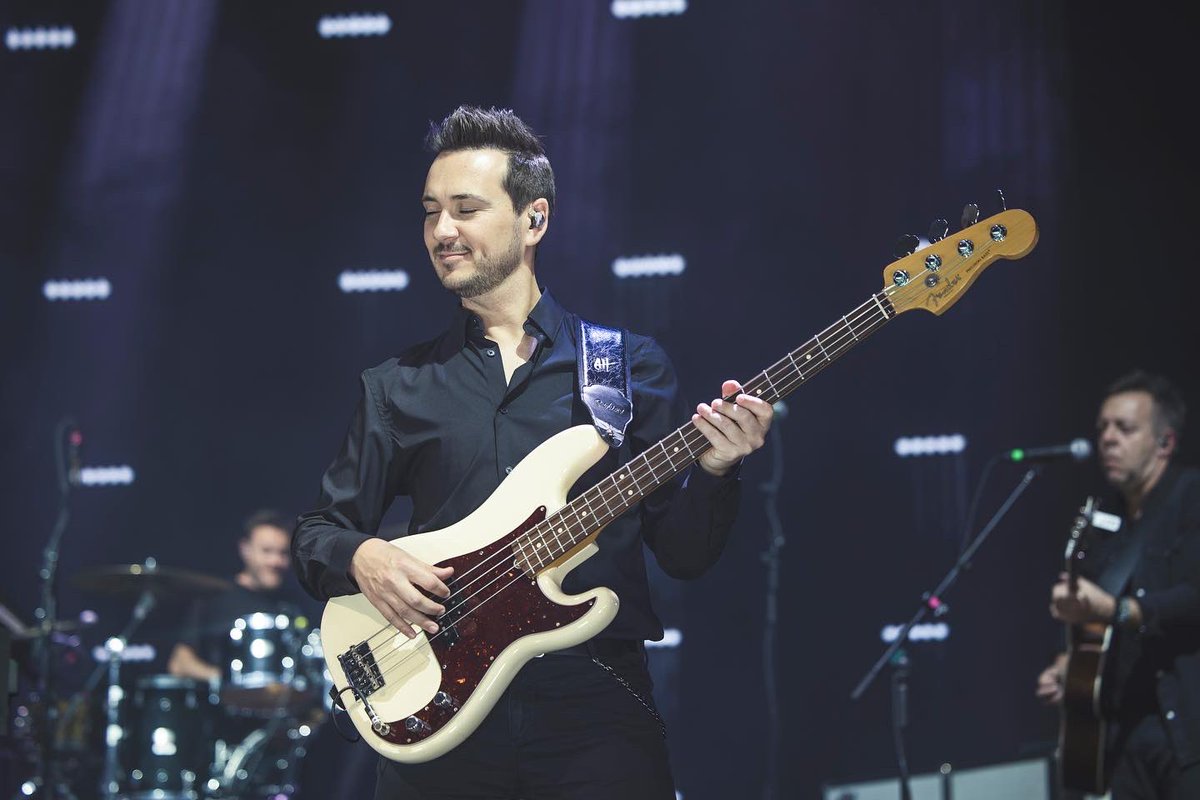 AntonioDHaro's tweet photo. Tercera parada de #lacuartahojatour en #houston #eeuu🇺🇸 🇺🇸 
@Fender 

#bassplayer #antoniodeharo #pabloalboran #fender https://t.co/fieAAqpq4K