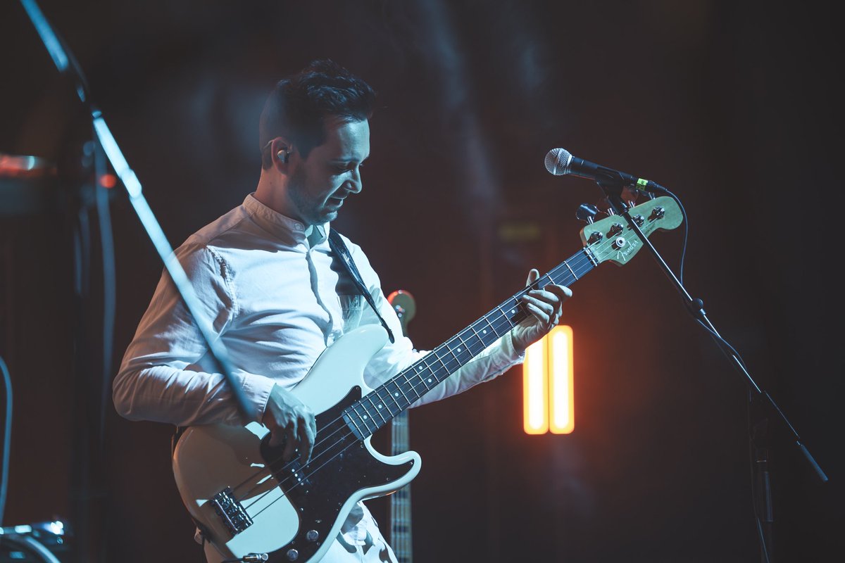 AntonioDHaro's tweet photo. Tercera parada de #lacuartahojatour en #houston #eeuu🇺🇸 🇺🇸 
@Fender 

#bassplayer #antoniodeharo #pabloalboran #fender https://t.co/fieAAqpq4K