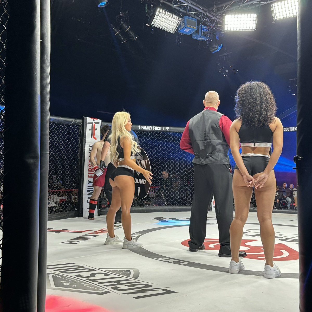 BoltVox's tweet photo. We here! @LightsOutXF #LightsOut14 We are ready to rumble!!! π€ππ€β‘οΈ#CageSide @shawnemerriman @JenniferMills21 @diehardboltclub https://t.co/iPVUVr9HVF