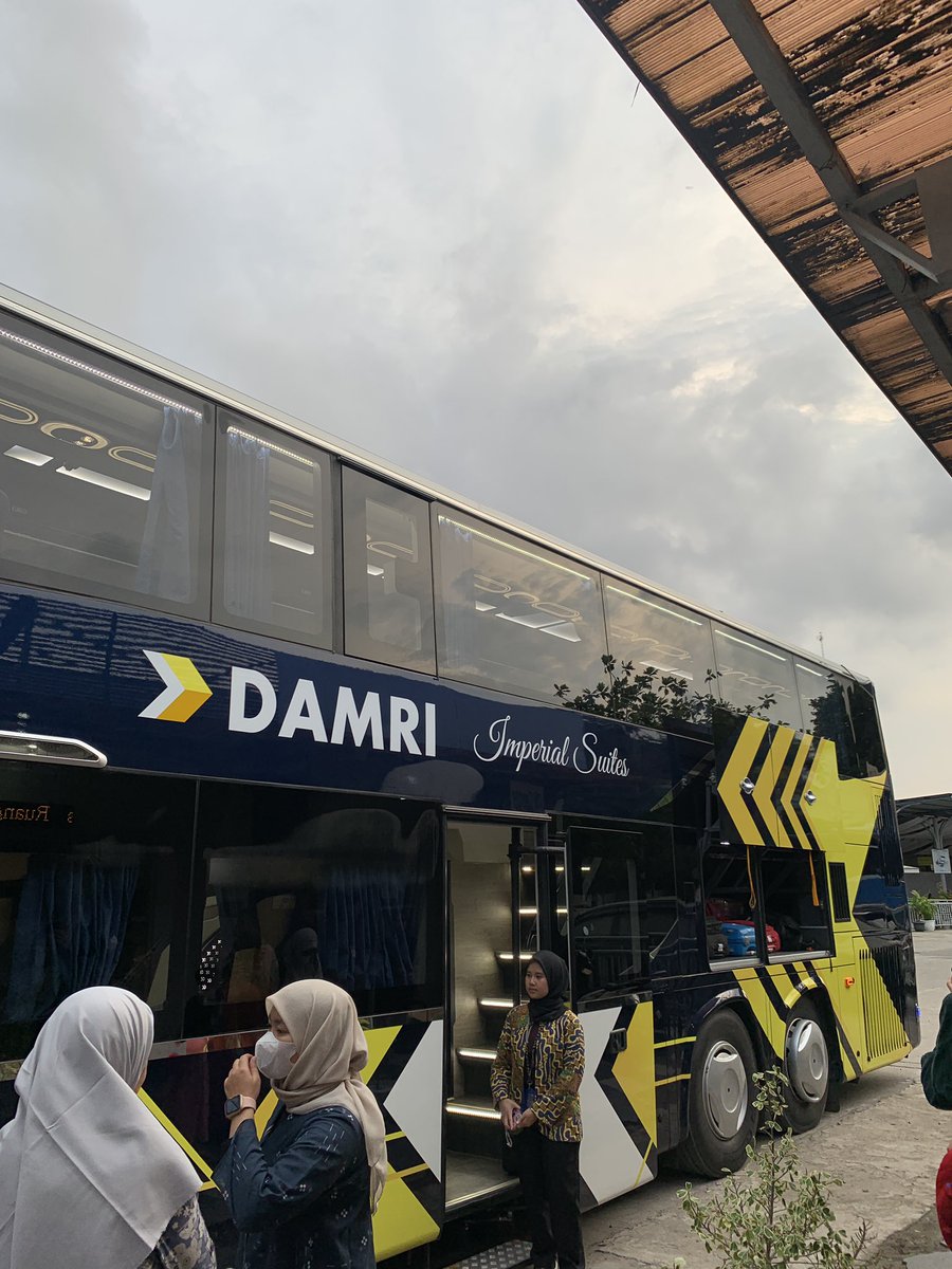 cabeketoprak's tweet photo. Nyobain bis barunya Damri

Jumat 16 Februari 2024

Damri “Imperial Suites”
Jakarta (Kemayoran) - Malang | 18.00
Sleeper Rp595.000 | Royal Class Rp495.000 (Harga Promo via Damri Apps). https://t.co/g1yK7d7eMd