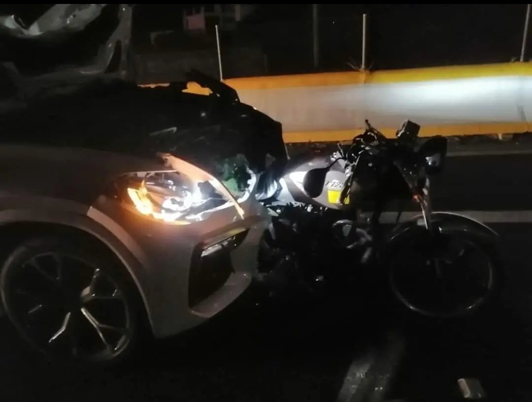 DanielCamargoMX's tweet photo. ‼️🔴 ¿ASPIRANTE DE MORENA EN COACALCO ESTA PRÓFUGA?

👉 Jenny Banda Consejera Nacional de Morena, y aspirante a la alcaldía de #Coacalco, presuntamente se vio involucrada en un choque que dejó dos jóvenes motociclistas sin vida en Morelos.

🚨 La morenista se habría encontrado en estado de ebriedad y dicen huyó del lugar, es incluso cerro ya sus cuentas sociales

📰https://t.co/ILEmZQG5wl