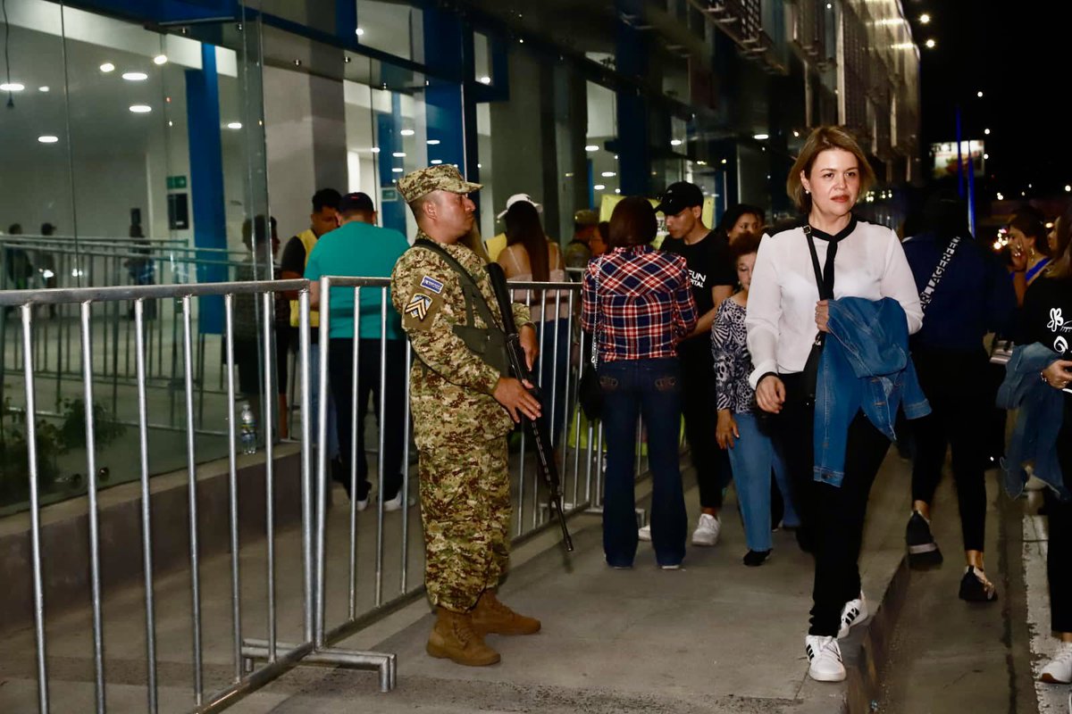 Desde los alrededores del estadio Jorge "Mágico" González, elementos de la <a href="/FUERZARMADASV/">FUERZA ARMADA</a> apoyan el dispositivo de seguridad implementado previo al concierto de Alejandro Fernández, para garantizar la tranquilidad de los asistentes. 

#PlanControlTerritorial