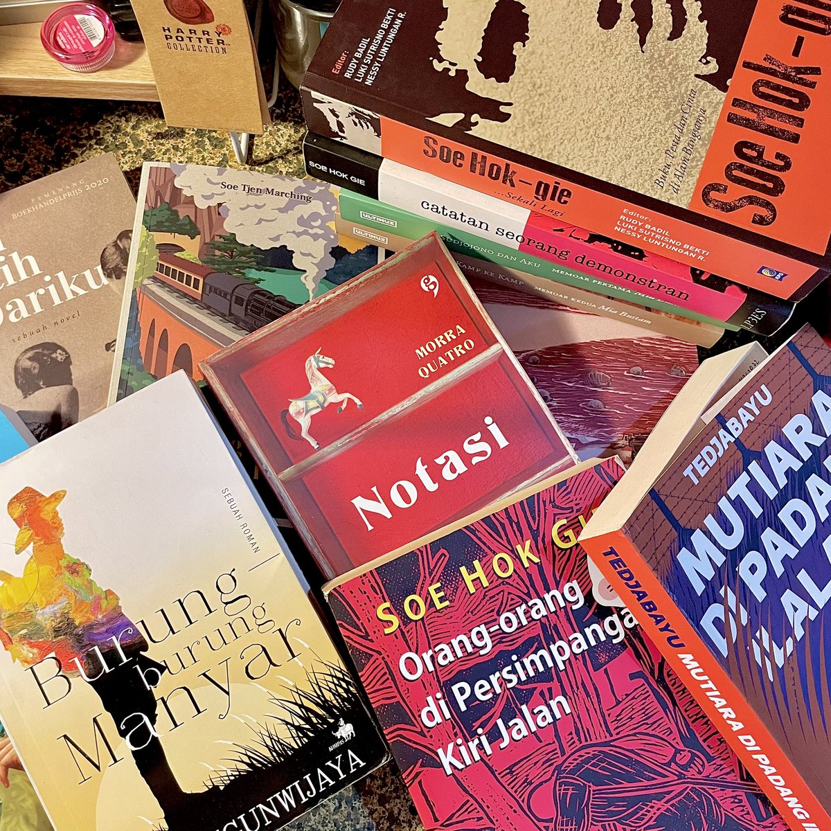 belajar sejarah jangan cuma peristiwa besar atau yang heroik banget, belajar sejarah juga bisa dari hal-hal kecil. karena hal kecil juga berhubungan dengan peristiwa besar. 

rekomendasi buku sejarah (fiksi &amp; non-fiksi) yang bisa kamu baca mulai sekarang! ✨