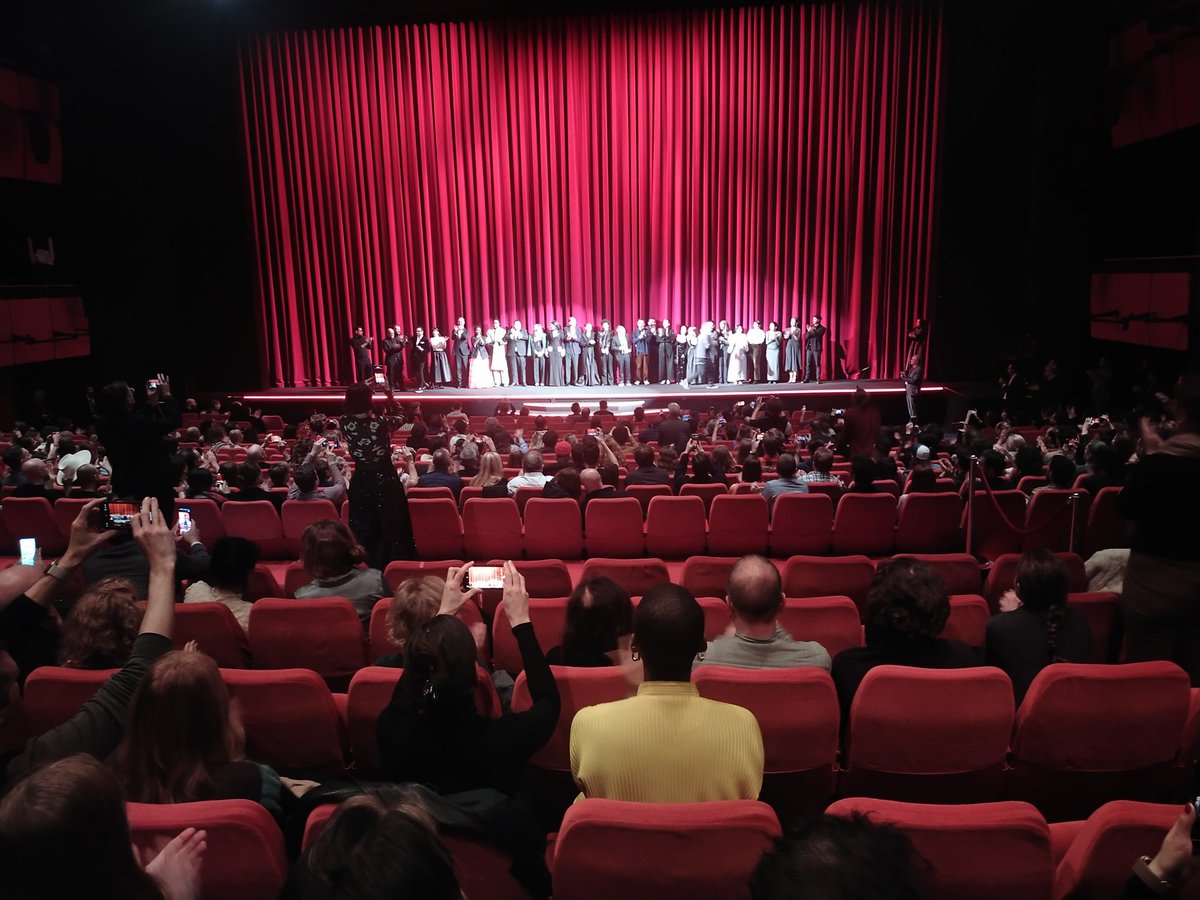 J.-Christophe Berjon (@jc_berjon) on Twitter photo Visión entrañable esta noche:
Al final de la proyección de LA COCINA en #Berlinale2024, Ilse SALAS captura el momento intenso en el cual el numeroso equipo de la película alcanza Alonso Ruizpalacios en el escenario. 😍🍾👏🏼
<a href="/RaulBrionesC/">Briones</a> <a href="/geragaticag/">gerardo gatica</a>
<a href="/marcopolocc/">MarcoPolo Constandse</a> <a href="/Tomasbarreirog/">Tomás Barreiro</a> Visión entrañable esta noche:
Al final de la proyección de LA COCINA en #Berlinale2024, Ilse SALAS captura el momento intenso en el cual el numeroso equipo de la película alcanza Alonso Ruizpalacios en el escenario. 😍🍾👏🏼
<a href="/RaulBrionesC/">Briones</a> <a href="/geragaticag/">gerardo gatica</a>
<a href="/marcopolocc/">MarcoPolo Constandse</a> <a href="/Tomasbarreirog/">Tomás Barreiro</a>