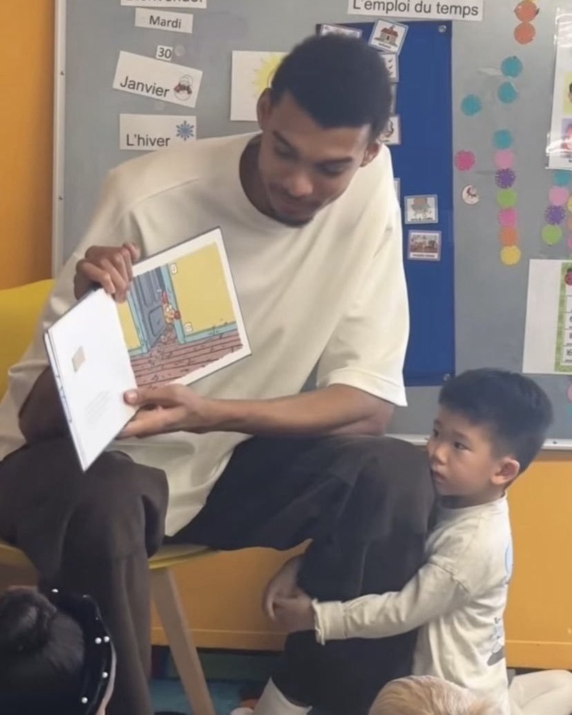 boredjesse's tweet image. Micah Parsons standing next to Kai Cenat when he won the MVP for the All-Star Celebrity Game