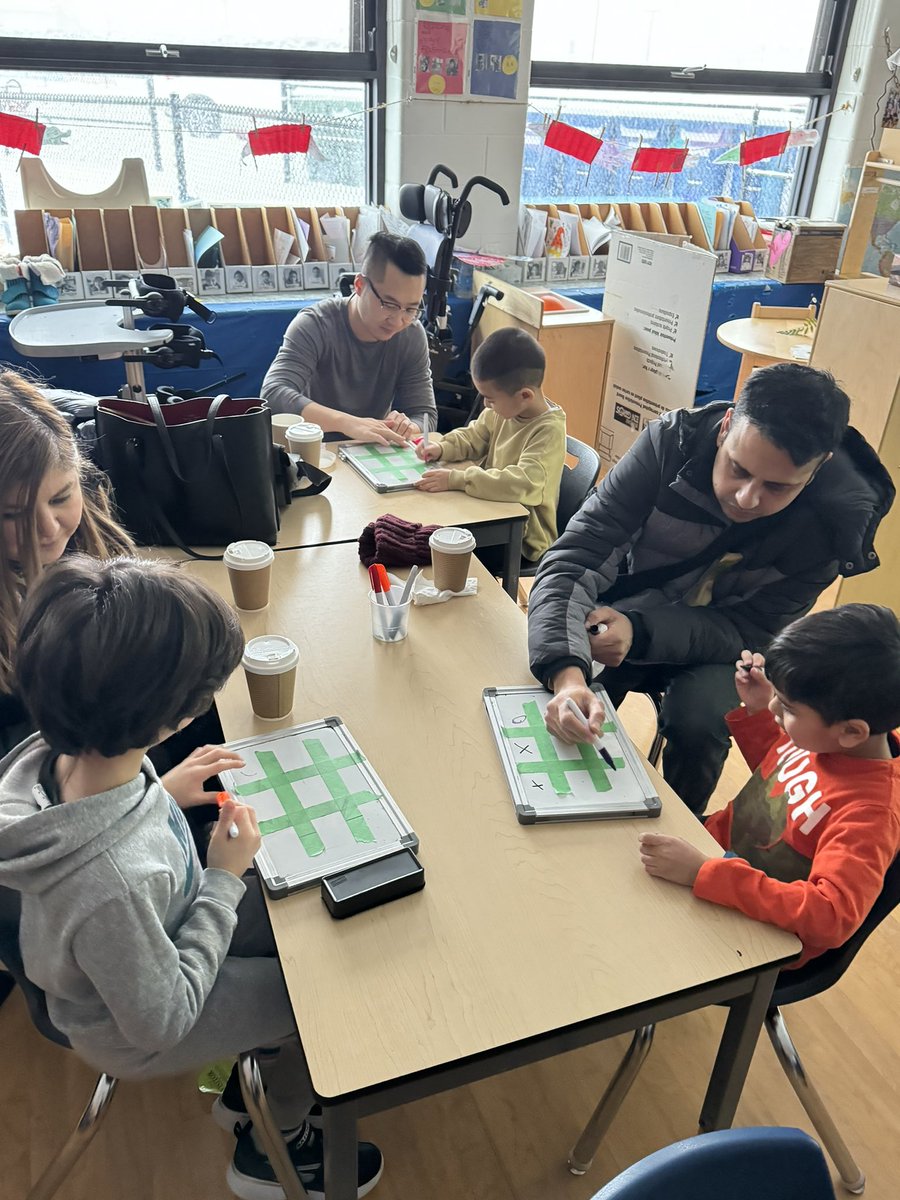 Yesterday our Kindergarten classes at DDW welcomed parents to visit classrooms, enjoy some hot chocolate and take part in a special craft!