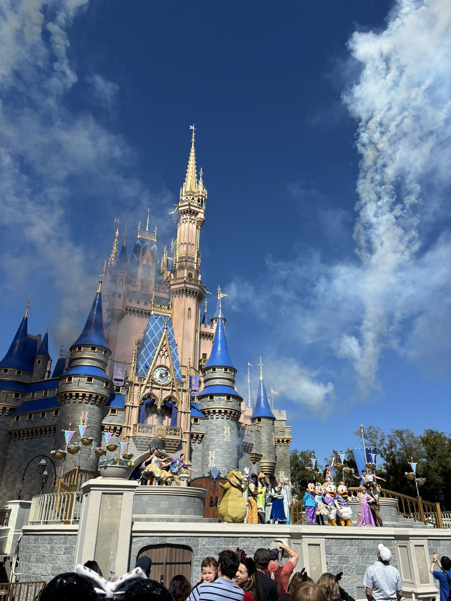 jorgeaedo's tweet photo. Les comparto imagenes de @magickingdompark @disney #estadodeflorida #orlando #usa #vacaciones #parquesdisney https://t.co/sT2kwZjuwC