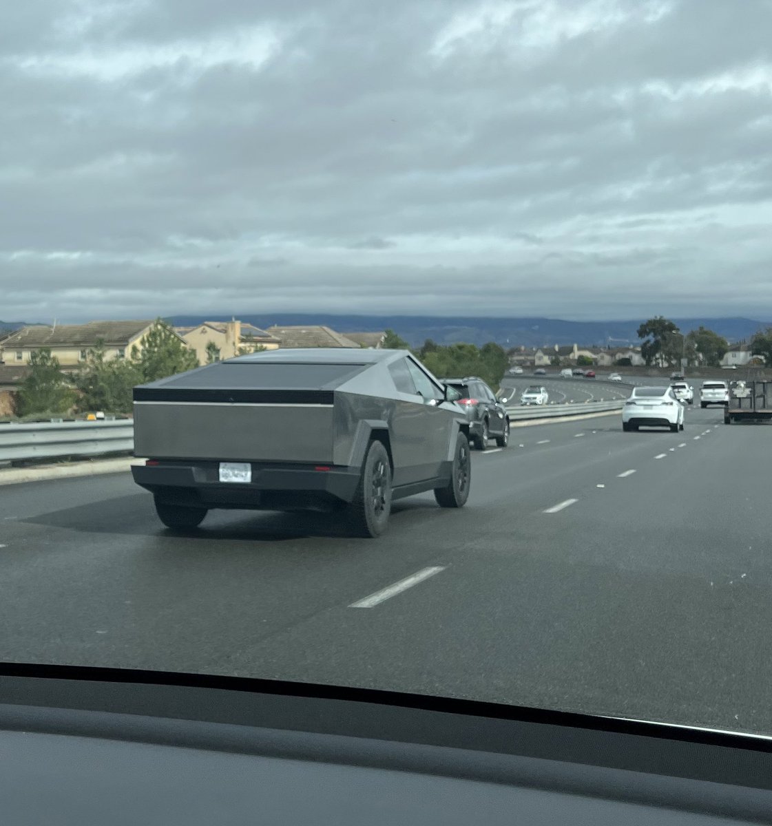 Bugun ilk defa yolda bir Cybertruck’la karsilastim. Yakindan gormustum. Icine binmistim ama hareket halinde ilk defa gordum.  Tabii ben de Tesla kullaniyor olunca bakalim hangisi daha iyi diye dusunmedim degil 😎. Sonuc mu?  <a href="/Tesla/">Tesla</a> #Cybertruck