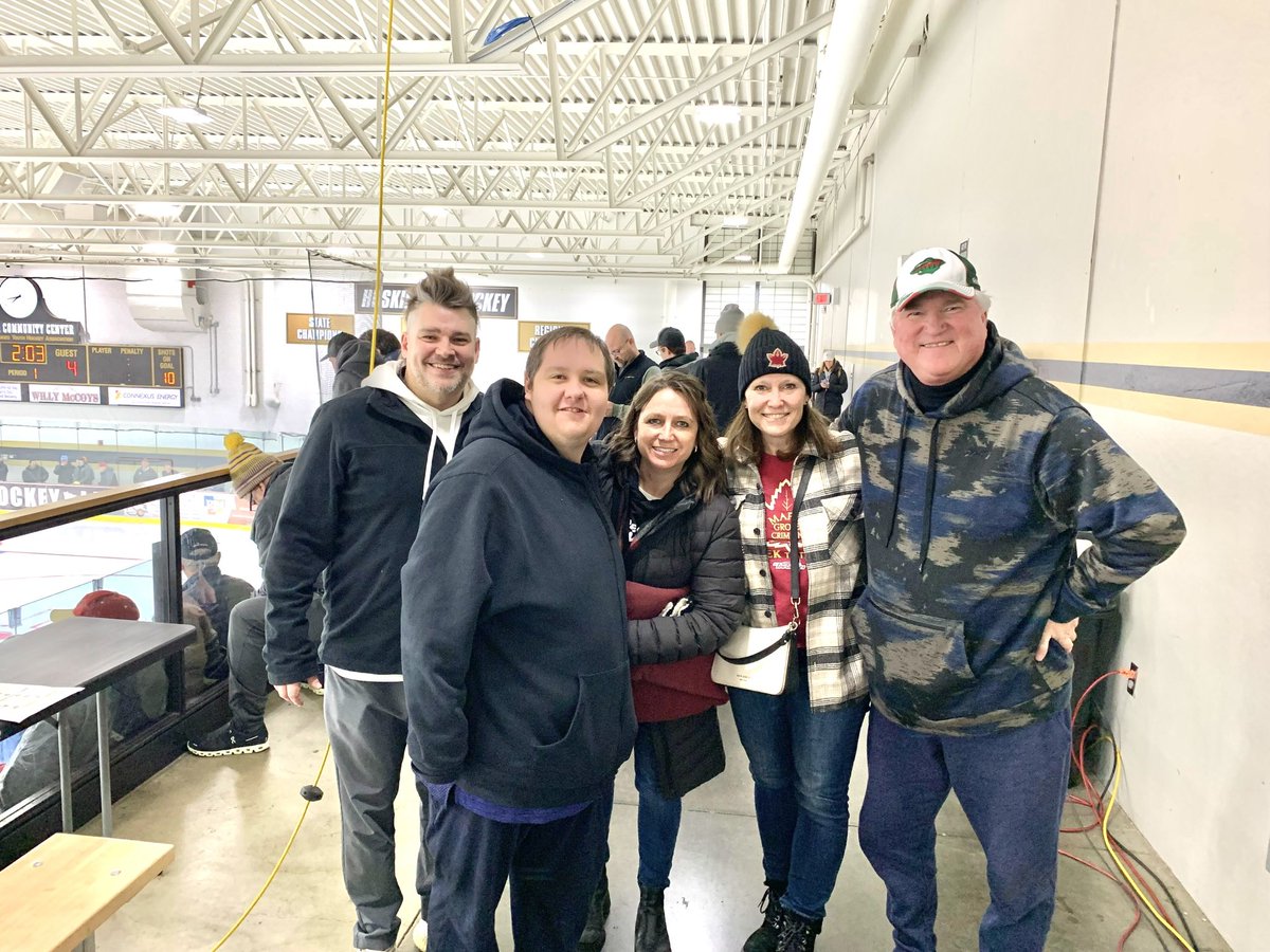 FabFiveHockeyf1's tweet image. Big Mike at Andover tonite , visits with broadcaster Pete Anderson, Andover superfan Aaron Neu , and @MGCrimsonHockey supermoms Ronda Stelljes and Rochelle Giuliani !