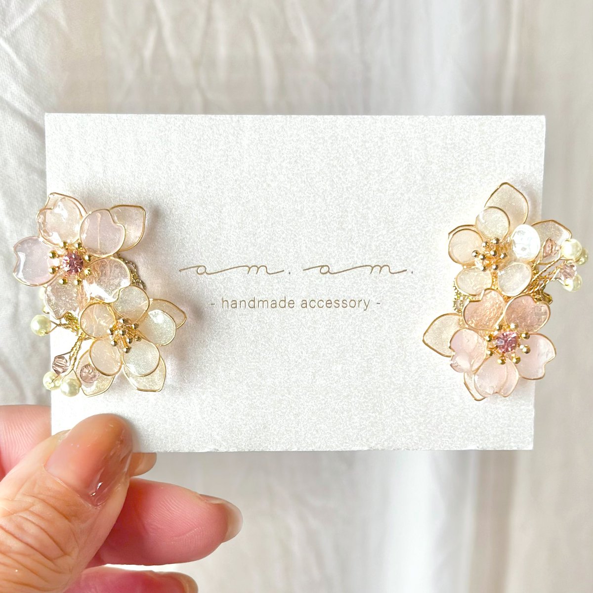 a_made2019's tweet photo. ˗ˏˋ プレゼント企画  ˎˊ˗ 

「桜と梅の花のイヤーカフ」を2名様にプレゼントいたします！

【参加方法】フォロー&amp;リポスト
(※引用は不可)

【締切】2/23(金)23:59まで

B級品になります。
※花びらの一部(赤丸部分、お直し済)

写真をご確認の上、ご了承のほどよろしくお願いいたします。 https://t.co/eimTok4MmX