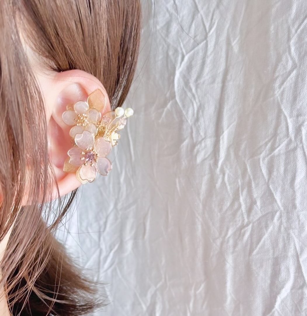 a_made2019's tweet photo. ˗ˏˋ プレゼント企画  ˎˊ˗ 

「桜と梅の花のイヤーカフ」を2名様にプレゼントいたします！

【参加方法】フォロー&amp;リポスト
(※引用は不可)

【締切】2/23(金)23:59まで

B級品になります。
※花びらの一部(赤丸部分、お直し済)

写真をご確認の上、ご了承のほどよろしくお願いいたします。 https://t.co/eimTok4MmX