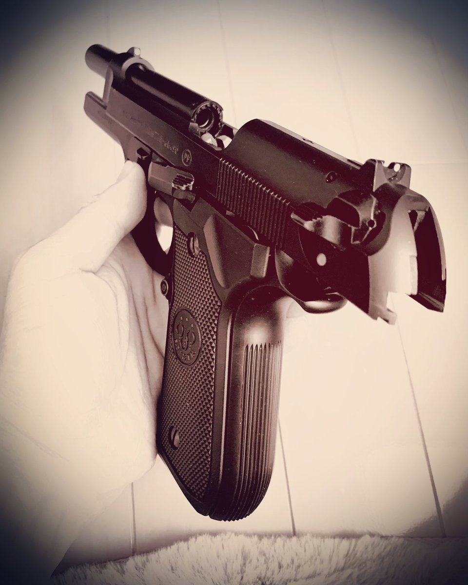 pillno1's tweet photo. 今日はライブなので、鉄砲触って心を落ち着かせてます。
#goldeneggs
#studolest
#luca
#beretta9mm
#m9 https://t.co/bsahPJs92b