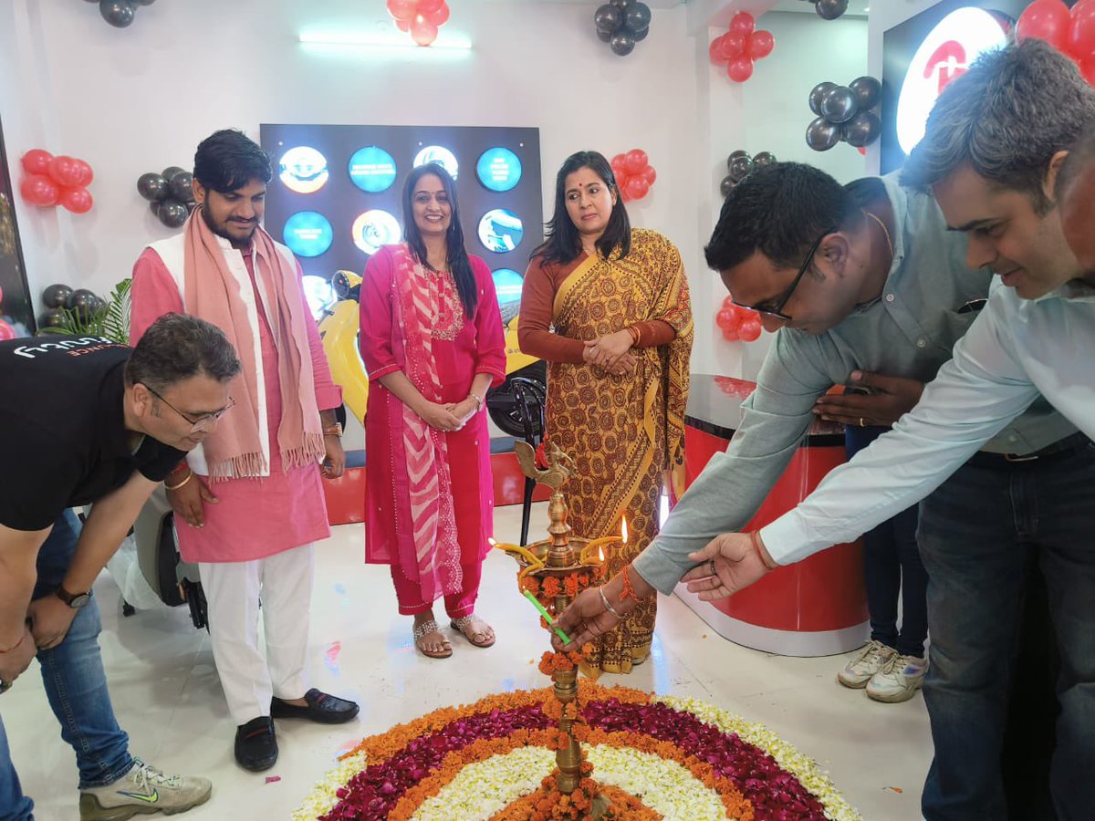 smita_bohra's tweet photo. We are humbled @drsomyagurjar Ma’am by your gesture of visiting us and inaugurating our first initiative in Rajasthan &amp; blessing us 🙏🏻🙏🏻 ❤️

#LeaderOfPeople https://t.co/8ITUwjqCPB
