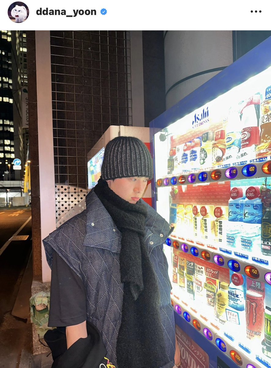 ru____arh's tweet photo. ユンサナが買った水同じ自販機で買いに行くか〜神田ならすぐ行けるし(って言いながら多分行かない)自販機の下って石みたいの置いてあるのにこの高さ改めて凄いよな https://t.co/QFfwwFczwv