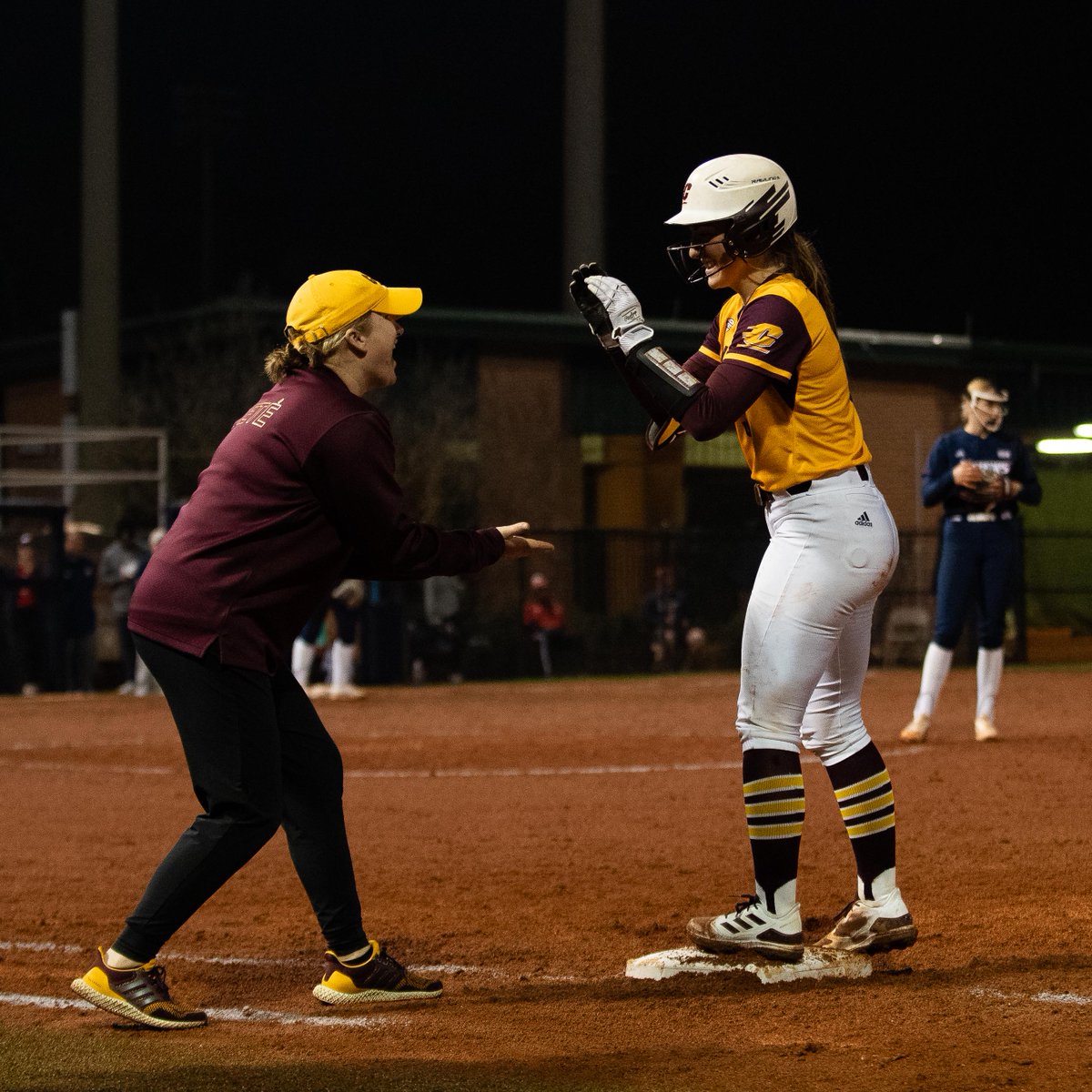 That first collegiate hit feeling 🤩

#FireUpChips🔥⬆️🥎