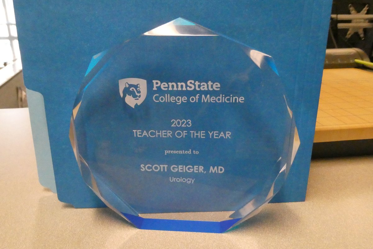 Proud to see Dr. Scott Geiger, a graduate of our program @PSH_Urology & in practice in State College w/ Mount Nittany Health. He visited our program coordinator @Deshreiner1 last week at HMC after receiving the Teacher of the Year award from the University Park medical students!