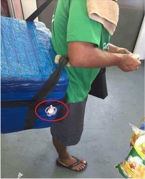 ¡¡El que quiere y NECESITA puede!!

Vi un vendedor ambulante pasar cerca de mí vendiendo agua, gaseosa y cerveza, lo detuve y le pedí un agua.
En el momento en que bajó su hielera y la apoyó en el suelo me di cuenta de que había algo diferente atado en la misma, era un chupón