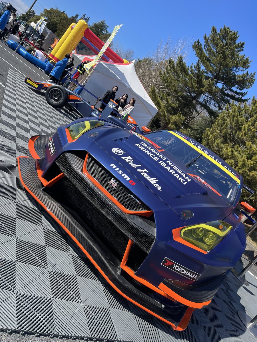 HELM_MS_62's tweet photo. 茨城日産グループ オール日産大展示会 に #SUPERGT #GTR と #FIAF4 を展示中です🏎️

子供用レーシングスーツを着て撮影もできます👦

そして、日産全車種が展示されています🚗

今日明日と、笠松運動公園にて行われてますので、ぜひお越しください👋
#HELM62 https://t.co/NO6cQ8E71V