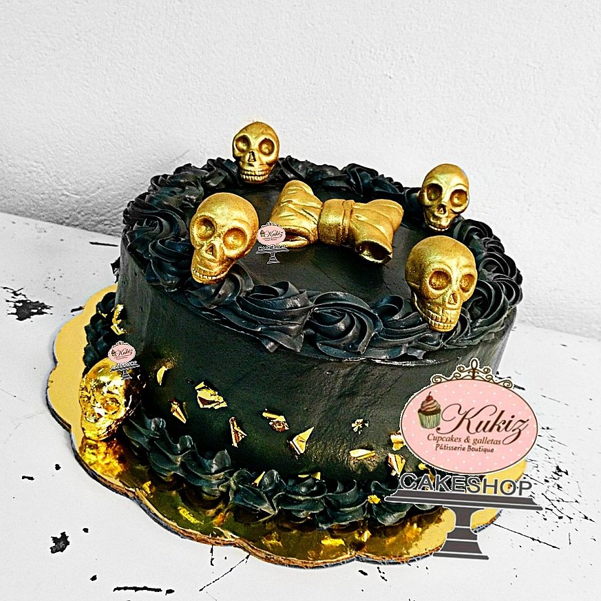 Hermoso 🤩 y Delicioso 😋🎂🤤 #pastel #kukizlovers #vintage black & #golden #skull #fondantfigure #caketopper
#Cake para 20 personas zanahoria relleno de queso crema
#kukiz #bakery #cdmx #mexicocity #mexico