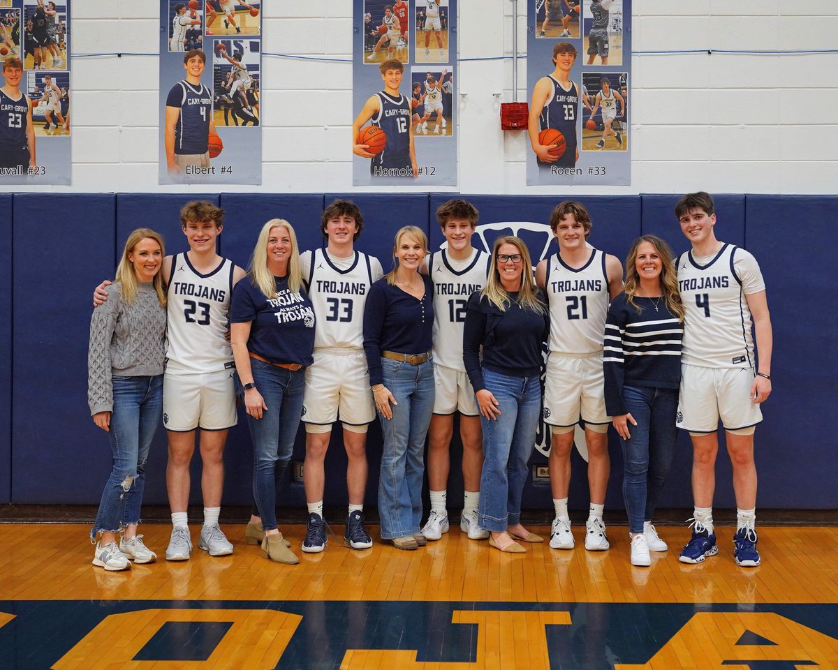 Senior night with their MVP moms
#playoffsstartnow