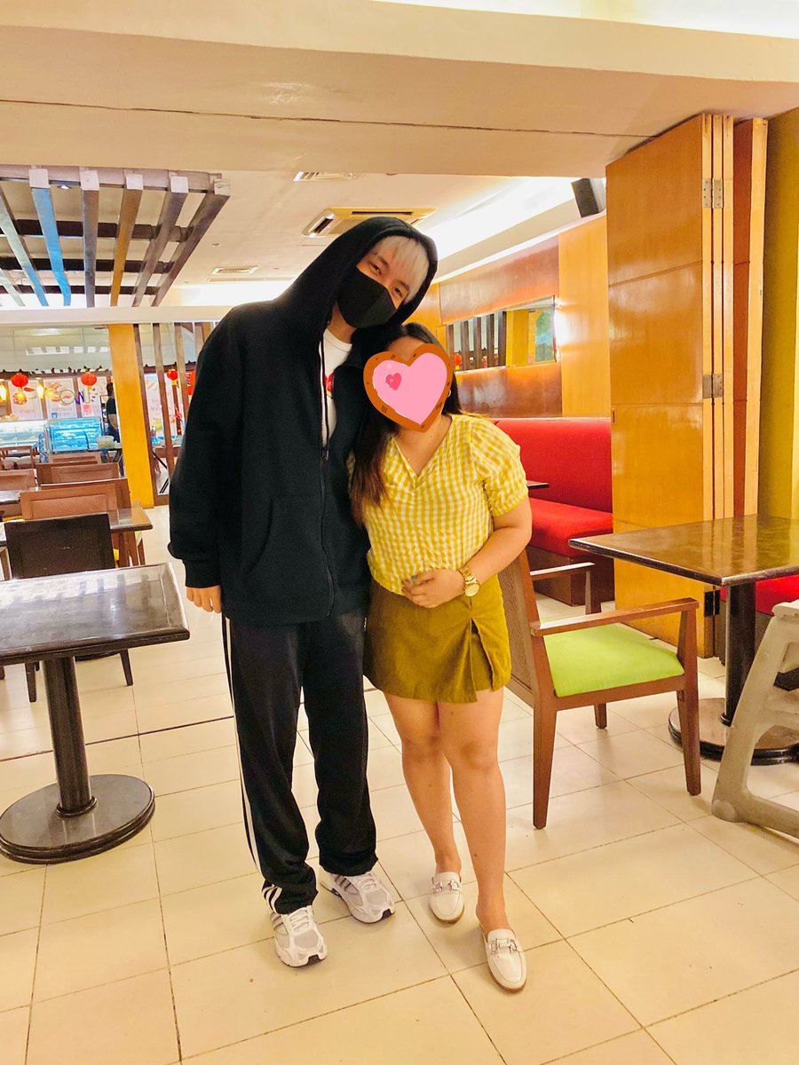 shingha29's tweet photo. Mas hindi ko po kinaya yung nangyari before this photo po.

(Nong tumayo na sila after kumain)

Me: Hi Xi, pwede magpapicture kay Jah?
Xi: Pakitanong na lang po kay ate Leah
Me to ate Leah: Pwede po magpapicture kay Justin?
Ate Leah: Yeah sure!
Me: Hi Jah!
Justin: Hello po!
Me: Ako nga pala si Shingha..
Justin: Ahhh.. okaaay.. ikaw pala yun..
Me: Naaalala mo ako Jah?
Justin: Yes po. Nababasa ko sa mga comments.
Me: (kinilig sabay lapit sa tabi nya para magpapicture)

HETO NA NGAAAAAA! DI KO KINAYA ANG SINABI NI JUSTIN NONG UMAKBAY NA SYA SAKIIIIIN! MAMAAAA!!!

Justin: Ang bango mo.. 

Me: Ay halaaaaa! (Sabay takip ng mukha sa sobrang kilig)

“ANG BANGO KO DAAAAAAW!” 

Ano sa tingin mo @jah447798 yung mararamdam ko matapos mong sabihin yung mga salitang yon? Nugagawen ko? Forever akong di makaka move on neto! Thank you sa time mo Jah! Mahal na mahal kita lagi! 

(Sa phone ni bff kami ni Jah nakatingin kasi di ko na alam sinong may hawak ng phone ko. Hahahaha!)