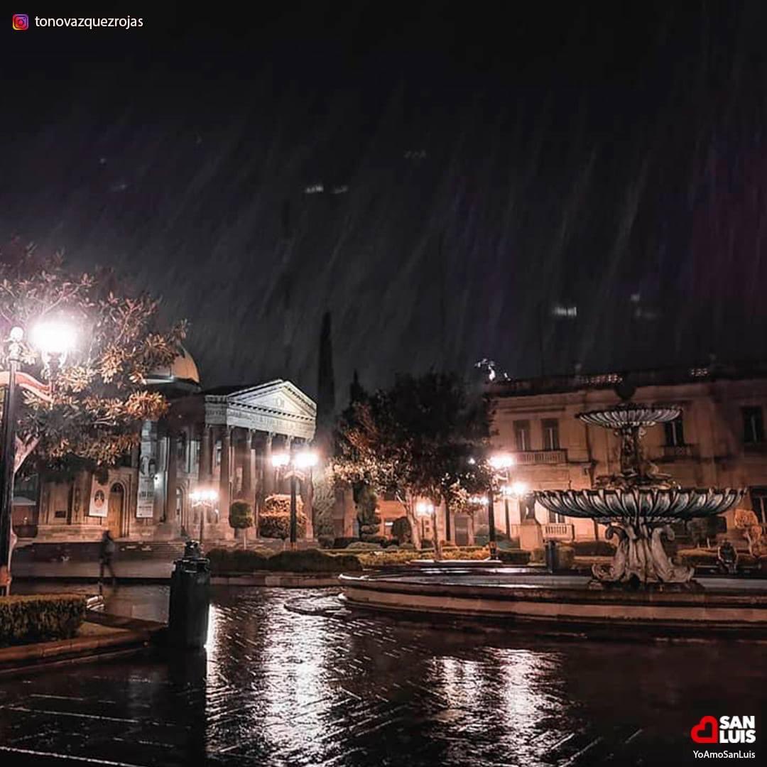 YoAmoSanLuisMx's tweet photo. Noche de lluvia en la capital potosina. https://t.co/2kebl0xGYY